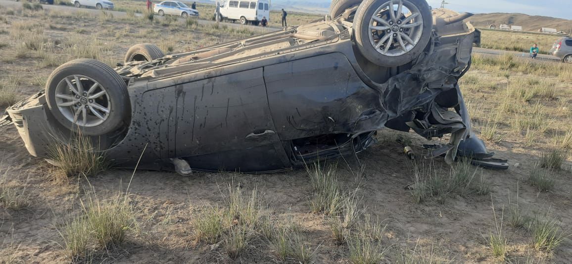В Барун Хемчикском районе перед судом предстанет водитель по вине которого погибли 2 человека  В Барун Хемчикский районный суд Республики Тыва направлено уголовное дело в отношении 29 летнего водителя автомобиля TOYOTA COROLLA обвиняемого в совершении преступления предусмотренного п п а в ч 6 ст 264 УК РФ то есть нарушение лицом управляющим автомобилем правил дорожного движения повлекшее по неосторожности смерть двух или более лиц если оно совершено лицом находящимся в состоянии опьянения не имеющим права управления транспортными средствами За данное преступление предусмотрено наказание в виде лишения свободы на срок до 15 лет Следствием установлено что мужчина находясь за рулем автомобиля марки TOYOTA COROLLA в состоянии алкогольного и наркотического опьянения и не имея водительского удостоверения с шестью пассажирами в салоне автомобиля двигаясь со скоростью 120км ч на участке 1 км автодороги Подъезд к с Барлык Барун Хемчикского района Республики Тыва не справившись управлением совершил опрокидывание автомобиля В результате ДТП 20 летний и 24 летний пассажиры автомобиля скончались на месте происшествия  Следствием собрана достаточная доказательственная база уголовное дело после утверждения обвинительного заключения заместителем прокурора Республики Тыва направлено в Барун Хемчикский районный суд РТ для рассмотрения по существу Следственная часть СУ МВД по Республике Тыва