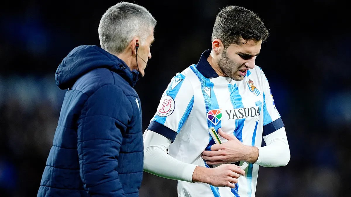 Тренер Реала Сосьедад об обратной замене Захаряна Мера предосторожности 1 ноября Реал Сосьедад победил Атлетик со счетом 3 2 Захарян вышел на замену на 41 й минуте но был убран с поля на 82 й минуте из за болей в задней поверхности бедра Замена Захаряна это больше мера предосторожности Потому что мы увидели что он держится рукой за подколенное сухожилие Мы прошли с ним большой путь и сейчас когда он хорош нам не нужно рисковать Арсен вошел в не самую простую игру и показал себя очень хорошо заявил Франсиско на пресс конференции