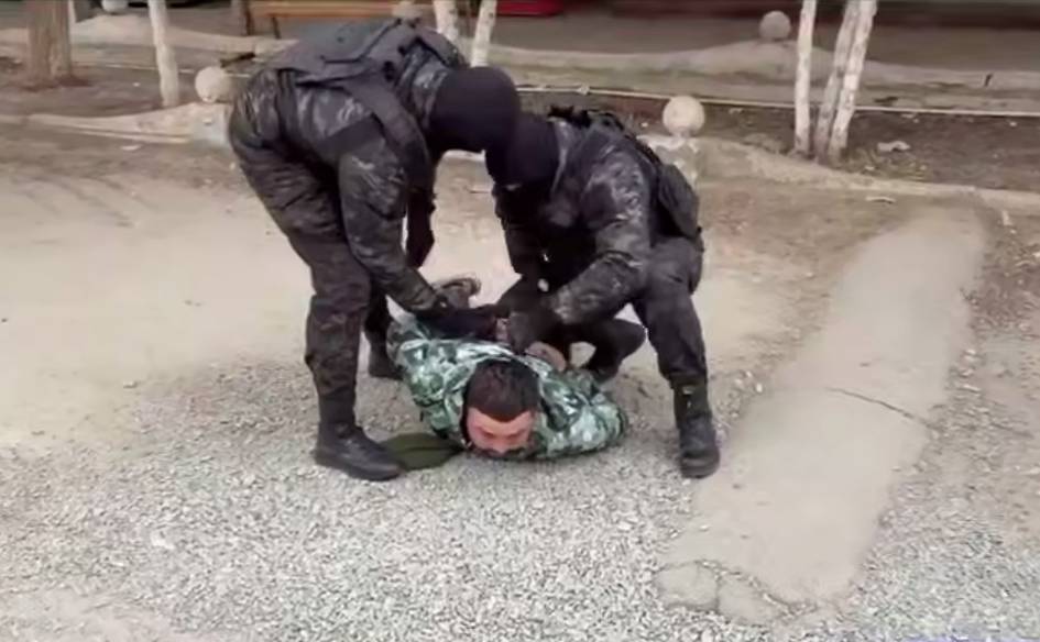 В Хорезме задержали граждан избивавших и запугивавших людей видео Жомми Даритал Малыш и Расул Килич находятся под стражей против них завели уголовные дела   repost uz poterpevshix prizvali obrashatsya Подписывайтесь на Repost