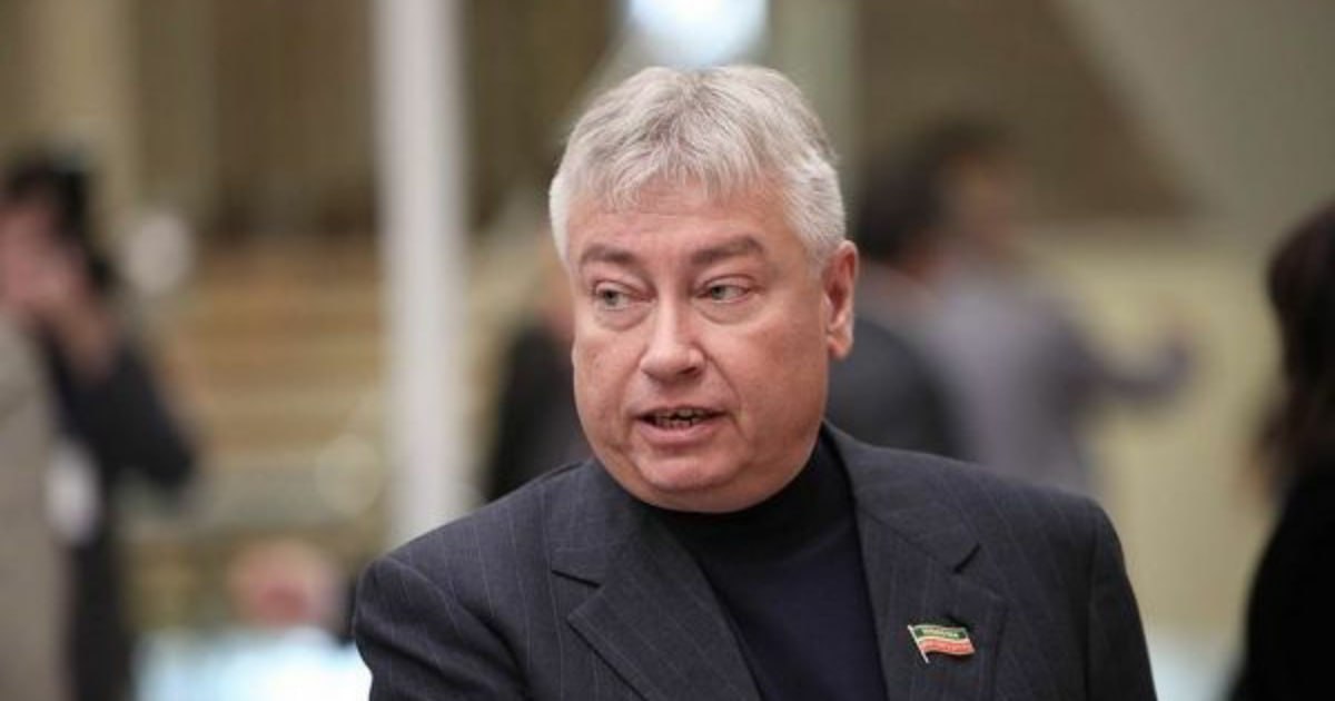 Верховный суд РТ отменил решение Вахитовского районного суда Казани об освобождении экс-главы «Татфондбанка» Роберта Мусина, приговоренного в общей сложности к 12,5 годам лишения свободы за злоупотребление полномочиями на ₽23 млрд. Мусина освободили в июне этого года по состоянию здоровья — в 2023 году у него было диагностировано тяжелое заболевание, из-за которого экс-банкир передвигался на костылях и якобы нуждался в операции на суставах. Однако от проведения операции он в итоге отказался, а медэкспертиза, проведенная в 2024 году, установила, что Роберт Ринатович достаточно здоров для того, чтобы отбывать наказание на общих основаниях. Вахитовский райсуд этого почему-то не заметил и выпустил Мусина, отсидевшего к тому моменту уже 10 лет, на свободу — как оказалось, ненадолго. Вернут ли его в тюрьму досиживать 2,5 года, будет ясно после повторного рассмотрения ходатайства.