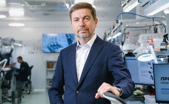 Моторика намерена сотрудничать с создателями роботов но осторожно относится к вопросу наделения людей новыми функциями с помощью электронно механических изделий рассказал глава компании Андрей Давидюк В интервью РБК он объяснил отношение к киборгам а также рассказал  о том что участники исследования по очувствлению протезов начали ощущать через протез размер и некоторые физические свойства предметов  возможно ли будет управлять протезом с помощью мысли  в какие новые сегменты рынка медицинских технологий намерена выйти компания  почему Центр робототехники Сбербанка заинтересовался технологиями Моторики в области протеза кисти  какой момент компания будет считать подходящим для запланированного на 2026 год размещения на бирже Фото Андрей Любимов РБК РБК в Telegram и MAX