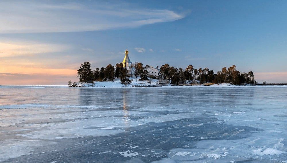 На Валааме на Новый год не осталось мест Зимой Валаам пользуется устойчивым спросом у туристов и паломников однако турпоток ограничен транспортной емкостью Несмотря на увеличение числа рейсов на Новый год и январские каникулы мест на острове уже нет а на лето продана почти треть туров сообщил руководитель комиссии РСТ по религиозному туризму генеральный директор паломнической службы Радонеж Юрий Минулин Спрос на предстоящие зимние праздники в этом году был выше примерно на 10 Но объемы ограничены емкостью корабля Ладожский всего 40 пассажиров С 31 декабря по 10 января запланировано семь заездов вместо обычных двух четырех пояснил он По его словам поездка на Валаам с 3 по 10 января обойдется примерно в 38 тыс рублей на человека Для гостей организованы новогодняя трапеза молебен пешеходные экскурсии прокат лыж каток На Рождество традиционно проходит концерт в духовно просветительском центре Свет Валаама Эксперт также отметил рост индивидуальных запросов туристы все чаще планируют поездки на 5 7 дней и не все из них являются паломниками Многие хотят просто спокойно провести время на острове погулять Очень много приезжает блогеров добавил Минулин По данным туроператоров летний спрос на Валаам продолжает расти В компании СканТур сообщили что на отдельных летних маршрутах рост бронирований достигает 73 тогда как зимой предлагаются в основном однодневные поездки Все подробности в материале RTN rata ru