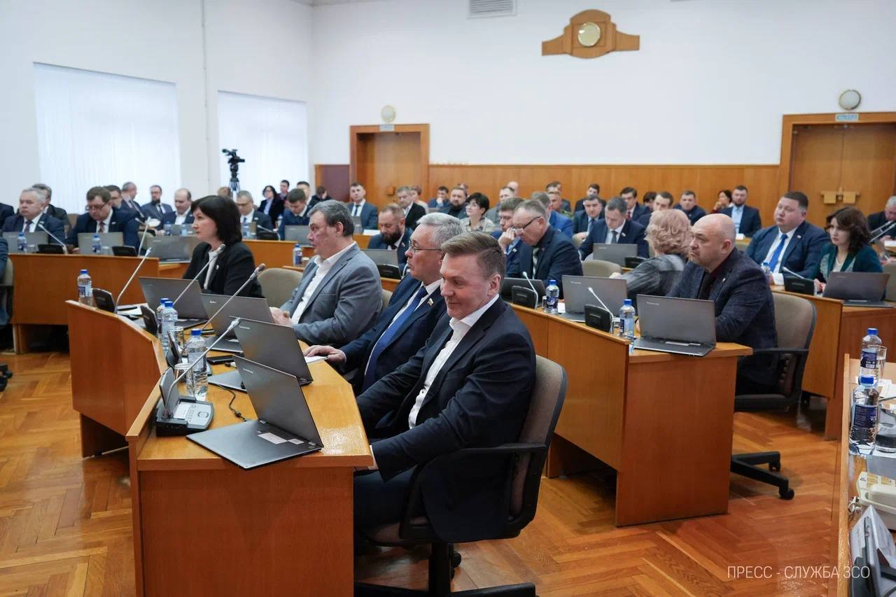 Научат Родину любить В рамках работы Коалиции конструктивных левых политических сил первое программное выступление провело региональное отделение партии Родина На состоявшейся сессии в ЗСО согласно регламенту право выступить с вопросами и докладами получили все политические партии не представленные в текущем составе областного парламента Этим воспользовался заместитель председателя регионального отделения Родины Андрей Мосягин В своем выступлении заявил что позиция партии строится на принципе критикуя предлагай что по мнению Мосягина отличает конструктивную работу от популистской критики которую допускают отдельные представители других политических сил в частности КПРФ Примечательно что другие присутствовавшие в зале непарламентские партии отказались от предоставленного им слова Сегодняшний день наглядно показал кто готов к содержательной работе и диалогу а кто ограничивается лишь позицией стороннего наблюдателя Мы выступаем за ответственную политику и предлагаем работающие решения резюмировал Андрей Мосягин Активность Родины на региональном уровне совпадает с усилением ее роли в общероссийской политической повестке Ранее стало известно о подготовке по инициативе губернатора Вологодской области Георгия Филимонова Всероссийского съезда левых консервативных сил ключевыми участниками которого как ожидается станут и представители Родины