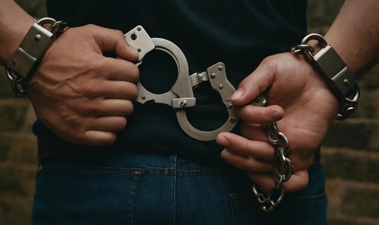 Сотрудники уголовного розыска ОМВД России по Уссурийску задержали 31-летнего местного жителя, подозреваемого в покушении на убийство несовершеннолетнего. По данным правоохранительных органов, мужчина ранее был судим.  Инцидент произошел в Уссурийском городском округе во время конфликта между двумя мужчинами. В ходе ссоры один из них открыл стрельбу, но пуля попала не в оппонента, а в его 15-летнего сына. Подросток с ранением грудной клетки был госпитализирован.  Подозреваемый доставлен в следственный отдел, где с ним проводятся необходимые процессуальные действия. Расследование уголовного дела продолжается.