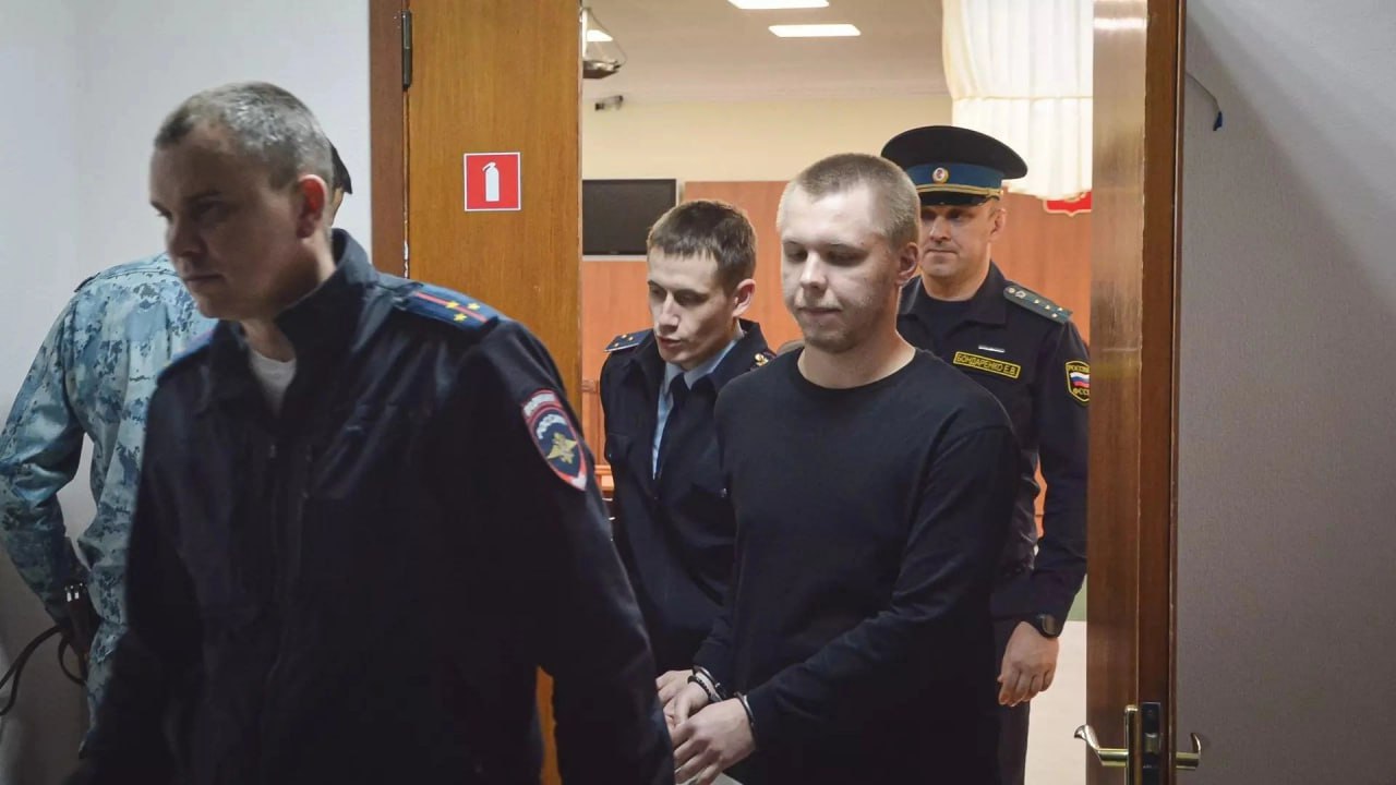 Сжегший в Волгограде Коран Никита Журавель прекратил выходить на связь из колонии Как сообщает Telegram-канал “Абу” со ссылкой на некоего человека, который ранее переписывался с парнем, раньше ответы от Никиты приходили спустя 9–12 дней, однако последние письма от 16 и 20 апреля почему-то остались без ответа. Вот уже 1,5 месяца от студента нет никаких известий. Как уверяет человек, поддерживавший связь с Журавелем, его письма были составлены корректно и имели бланки для ответа, поэтому сотрудники колонии точно должны были пропустить их, поэтому вариант с тем, что они не дошли до парня исключается. По какой причине студент оборвал общение, не известно. Канал предположил, что студент мог уйти из жизни, однако официально эта информация не подтверждается. Напомним, Журавель был осужден на 13,5 лет за сожжение Корана и госизмену. Наказание он отбывает в чеченской колонии. Подписаться
