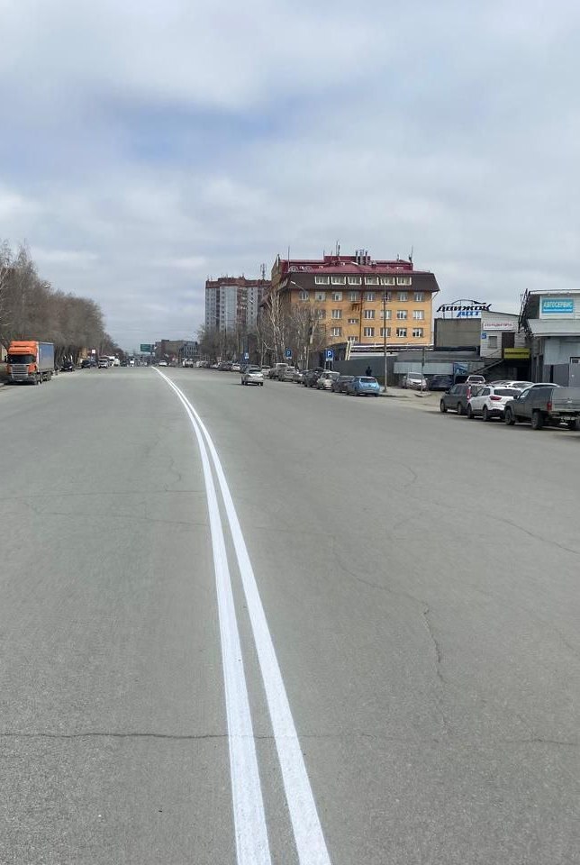 Более 1,6 млн погонных метров дорожной разметки нанесено в Новосибирске Наносить ее начали в апреле. На сегодня экипажи МБУ «Городской центр организации дорожного движения» нанесли 1 577 685 пог. метров. Разметка осевых линий и линий движения по полосам выполнена более чем на 80% от общего объема. Со следующей недели с 9 по 19 июня временно переоборудуют всю технику для нанесения дорожной разметки под работы по покраске пешеходных переходов, лежачих полицейских и стоп линий для повышения безопасности пешеходов. За 10 дней планируется нанести на пешеходных переходах 12 500 кв. м разметки. Также с начала июня подрядчики приступали к нанесению разметки пластиком на пешеходных переходах вблизи образовательных учреждений. К 20 июня в этих местах планируется нанести около 20 тыс. кв. м разметки. Дорожной разметкой занимаются и ДЭУ города. С апреля силами ДЭУ нанесено 28 100 кв. м разметки Обращаем внимание, что в местах работы разметочной техники возможны временные ограничения движения. Водителям необходимо соблюдать скоростной режим и не парковаться на свежеокрашенных линиях.