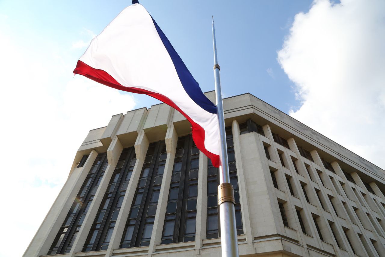 Крымчан поздравили с Днем флага и герба республики Эти символы олицетворяют сущность крымского народа стремление быть частью Великой России написал председатель Госсовета региона Владимир Константинов Глава Крыма Сергей Аксенов отметил что герб и флаг отражают богатое историческое и культурное наследие полуострова С праздником земляки Желаю каждому мира здоровья благополучия и новых успехов в трудах на благо Крыма и России сказал он 0   Подписаться на РИА Новости Крым в Telegram MAX