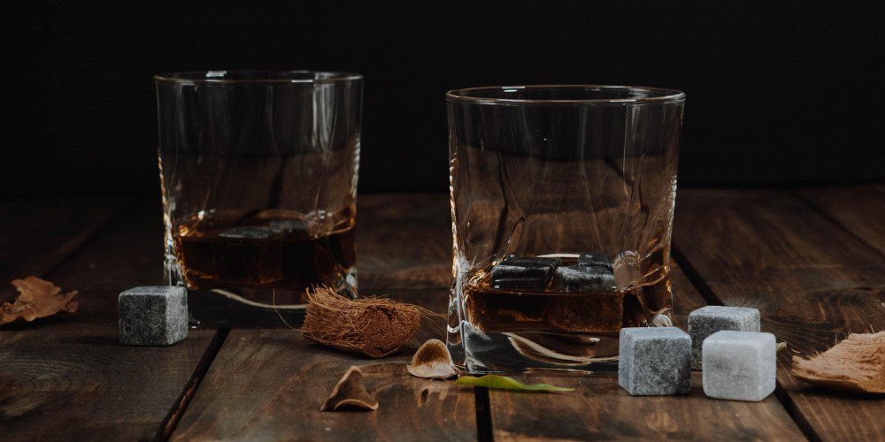 В Вологодской области больше нет алкомаркетов Все 610 точек закрылись прекратили продажу спиртного или сменили формат По словам губернатора Георгия Филимонова все магазины сети Бристоль переименованы в Б продукты где алкоголь составляет только 20 ассортимента Сеть Красное Белое уже больше 6 месяцев не торгует спиртным и приобретает новые вывески С 1 марта этого года розничная продажа алкоголя разрешена в Вологодской области с 12 00 до 14 00 по московскому времени по будням Больше новостей в Daily News