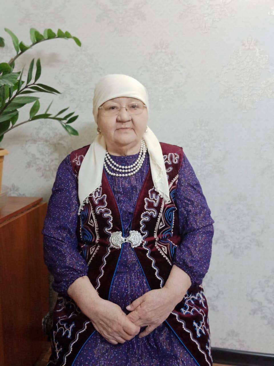 Трагедия в Актобе 68 летняя женщина скончалась после череды ампутаций Её родные уверены врачи слишком долго тянули с решением и именно это стоило ей жизни Дочь Кульшат Шарифулиной рассказывает её мама больше 25 лет жила с сахарным диабетом и тщательно следила за здоровьем Но этой весной всё изменилось Маленькое пятно на пальце ноги обернулось некрозом Врачи удалили сначала один палец затем другой однако состояние женщины только ухудшалось Сказали что будем удалять палец потому что некроз пошёл чернота образовалась Удаляют большой палец на левой ноге зашивают А на правой ноге второй палец удаляют но почему то его не зашивают он остаётся как открытая рана вспоминает дочь умершей Айнур Амирешева По словам семьи Кульшат Шарифулина страдала от сильных болей а гангрена продолжала распространяться Третья госпитализация стала последней Женщине ампутировали ногу до бедра но процесс зашёл слишком далеко Реанимация тяжёлые показатели и решение удалить вторую ногу Этой операции пенсионерка уже не пережила и скончалась в реанимации В медицинском центре уверяют врачи сделали всё возможное Основной диагноз сахарный диабет и всё что произошло является осложнением этого заболевания протекающего у пациентов в течение длительного времени Плюс хроническая болезнь почек пятой стадии Провели внутренний разбор установлено все необходимые мероприятия со стороны медработников были проведены Но родственники в это не верят Дочь умершей женщины заявляет если бы врачи действовали своевременно её мама могла бы быть жива Теперь семья готовит обращение в прокуратуру