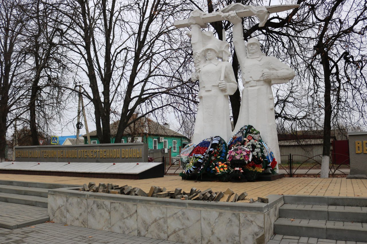 Плитку у Мемориала павшим повредили неизвестные в Курской области  О происшествии рассказал глава Обоянского района Игорь Глущенко:  - Этот акт вандализма оскорбляет память людей, которые пожертвовали всем ради защиты нашей Родины. Подобные действия недопустимы и виновные должны быть наказаны.   Если  у вас есть информация о случившемся, её можно сообщить в полицию или в администрацию г. Обояни 8  47141  2-31-87.  Сейм   Курская область