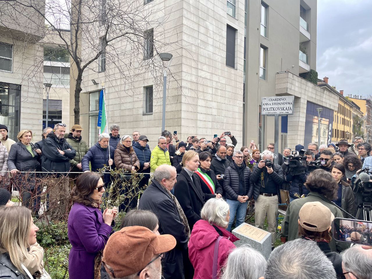 В Милане открыли мемориальный знак Алексею Навальному. На церемонии открытия была его дочь Даша.  Спасибо всем, кто помогает увековечивать память Алексея!  Вы можете подписать петиции в поддержку таких инициатив в разных городах:    Команда Навального   Поддержать