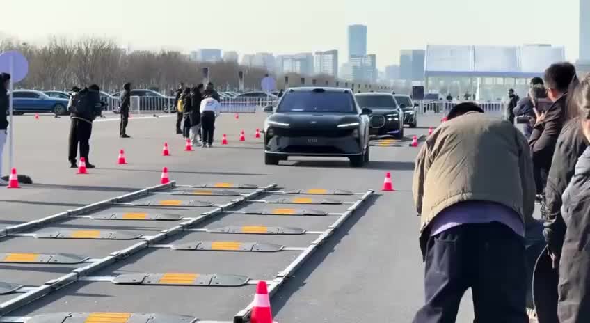 Китайские автомобили успешно проходят тесты на лежачих полицейских, в отличие от BMW и Audi