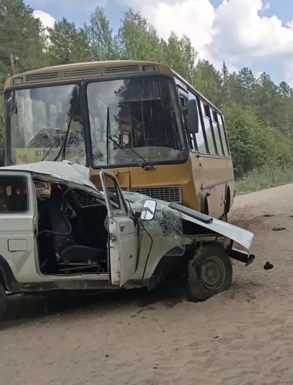 В воскресенье, 3 августа, около 12 часов дня в Подосиновском районе произошло смертельное ДТП. На 33 км трассы «Подосиновец - Пинюг» столкнулись автомобиль «Нива» и рейсовый автобус «ПАЗ» с пассажирами.  В результате столкновения пассажиры автобуса не получили травмы, а водитель отечественного внедорожника погиб на месте. По факту ДТП проводится проверка. Уточняются причины и условия аварии.   Фото: Госавтоинспекции УМВД России по Кировской области