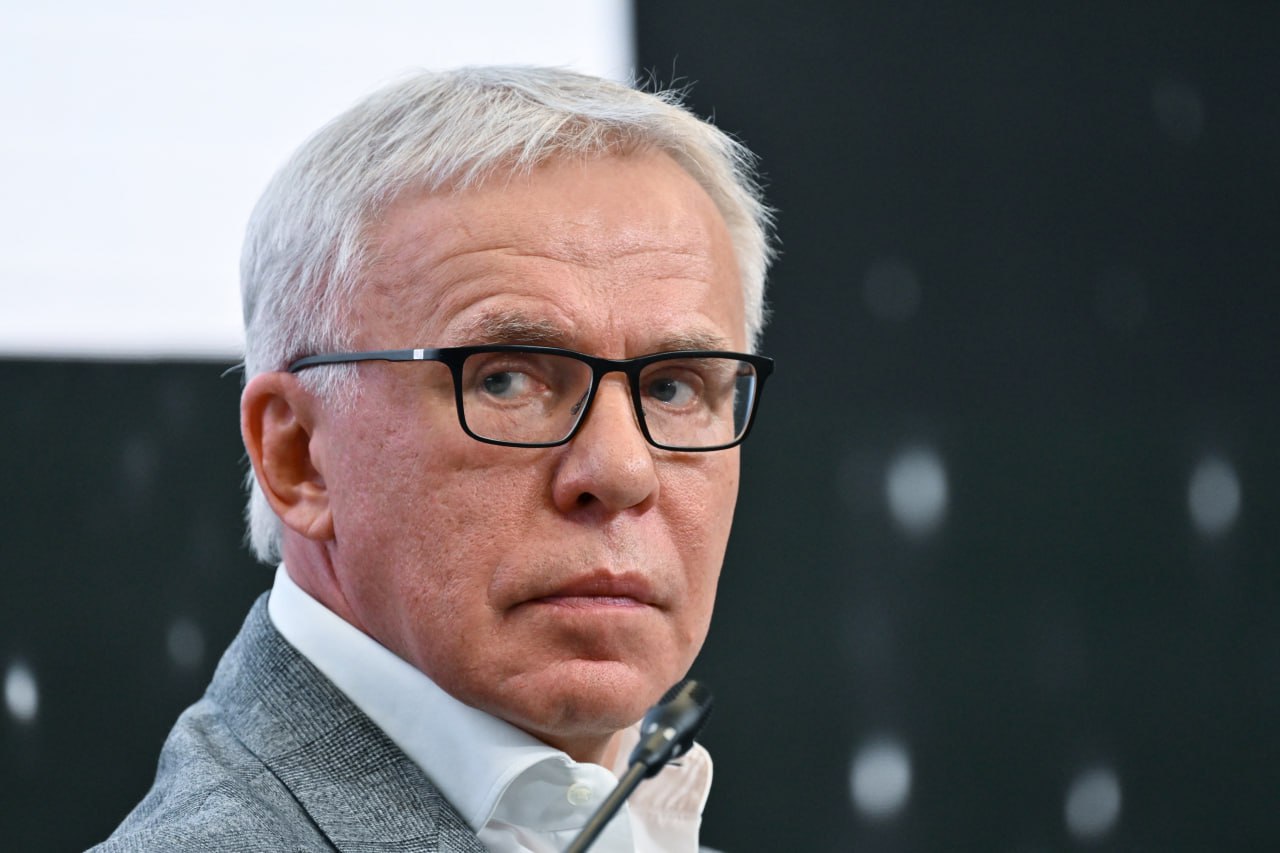Фетисов в разговоре с Матч ТВ осудил IIHF за игнорирование российских хоккеистов «Флориды» в публикациях о победе команды в Кубке Стэнли «Это очередной раз говорит о том, что это не международная федерация хоккея, а какая‑то промокашка спортивная. Как можно не поздравить, вычеркнуть людей из того, что они добились успеха? Даже уже смешно это все комментировать» РИА Новости/Кристина Кормилицына