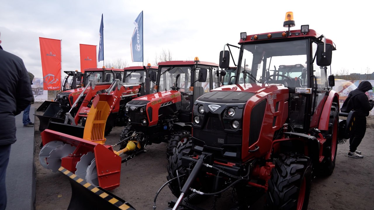В Московском районе дали старт строительству Центра белорусской техники Решение о возведении комплекса приняли на Совете делового сотрудничества между Петербургом и республикой в 2024 году В Центре будут представлены модели транспортной уборочной коммунальной и другой техники В качестве подарка город получил автобус МАЗ предназначенный для перевозки детей с ОВЗ Также участники церемонии заложили капсулу с посланием в основание будущего комплекса на Внуковской улице Сегодня в Петербурге работают почти 2000 автобусов и троллейбусов белорусского производства Также техника зарекомендовала себя в коммунальной сфере Фото скриншот с видео Город Подпишись на Город