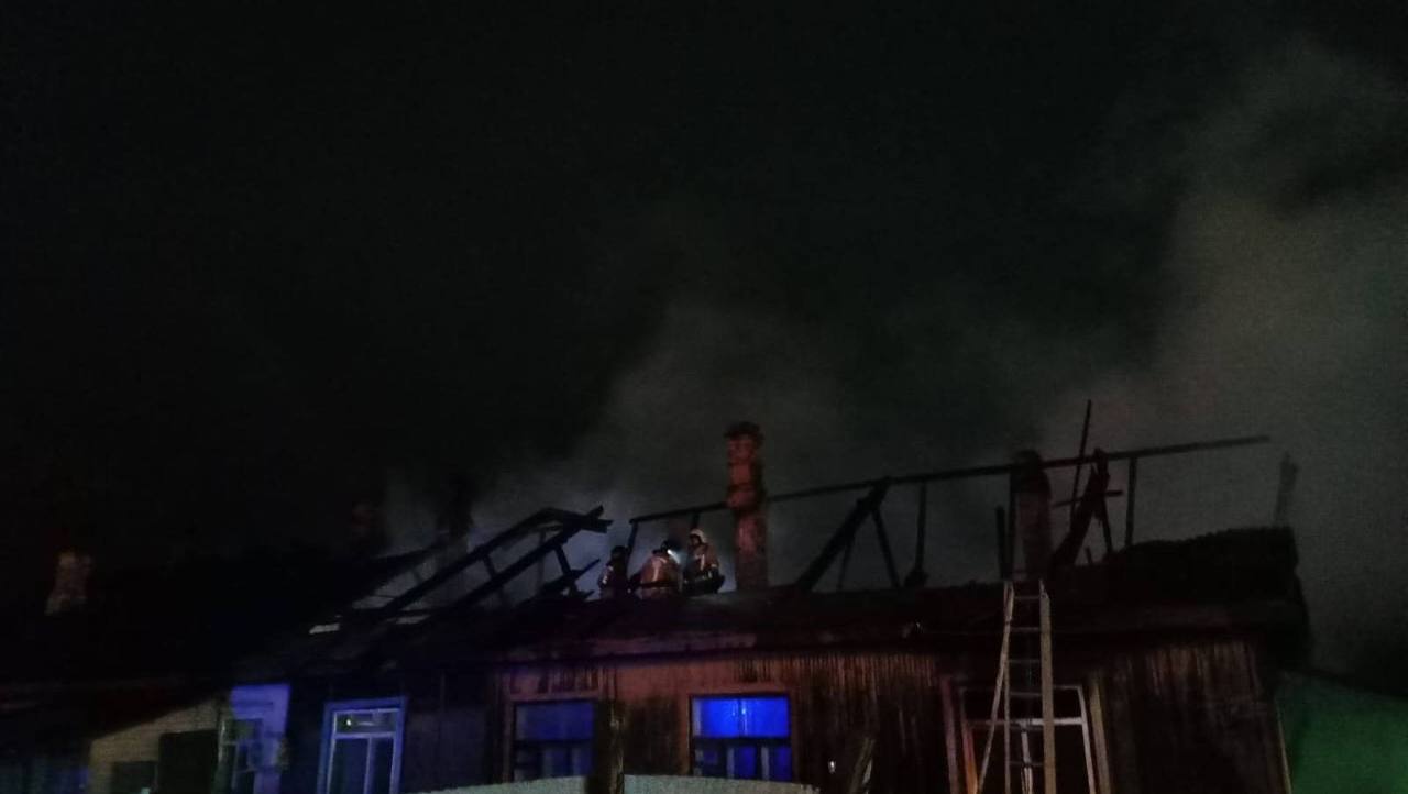Ночной пожар в Приморье оставил 12 человек без крыши над головой В Находке ночью вспыхнул одноэтажный дом барачного типа огонь охватил около 200 квадратных метров и полностью уничтожил несколько квартир Благодаря оперативной эвакуации удалось избежать жертв и пострадавших Без жилья остались 12 человек в том числе четверо несовершеннолетних Для них организован пункт временного размещения Ситуацию взяла на особый контроль прокуратура а специалисты проводят доследственную проверку причин возгорания vmfareast