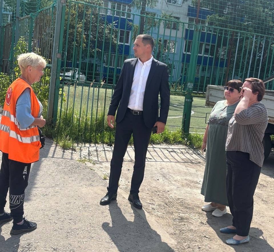 Новый заместитель главы Чехова начал обследовать подвалы домов  В муниципальном округе Чехов приступил к работе новый заместитель главы администрации Павел Коробко. Информация об этом появилась в официальной ВК-группе местной Общественной палаты.  Как уточняется, чиновник в компании местных депутатов совершил обход придомовых территорий на улице Полиграфистов. Кроме того, представители местной власти проверили чистоту подъездов и осмотрели подвалы.  По сведениям «Чехов Вид», Павел Коробко работает в Чеховской администрации уже около недели, однако на сайте муниципалитета информация о нём отсутствует. Официальных релизов по поводу назначения пока также обнаружить не удалось.  Из открытых источников известно, что человек с именем Павел Викторович Коробко до недавнего времени занимал руководящую должность в управлении ЖКХ администрации округа Химки. Именно химкинскими управленцами регулярно пополняется штат чиновников Чехова.