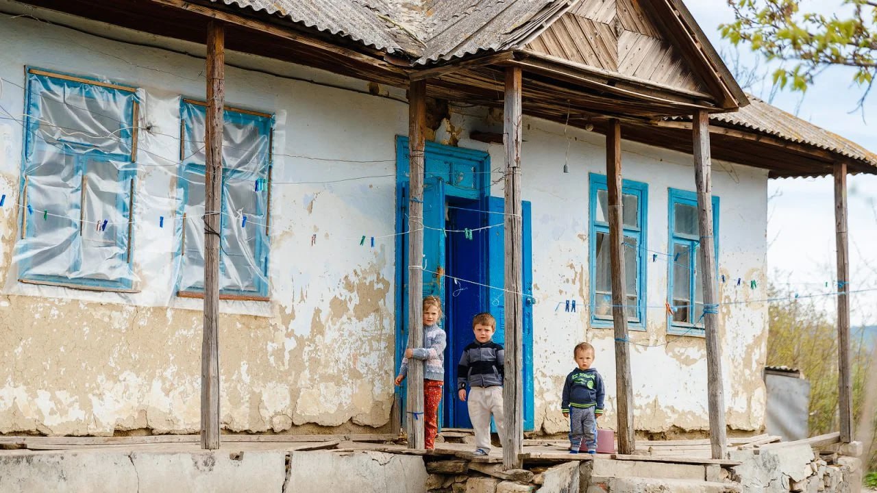 Трое из десяти молдаван живут в абсолютной бедности особенно тяжёлая ситуация наблюдается в сельской местности где уровень бедности превышает 40 Эксперт Виктор Урсу отмечает что экономическое неравенство между городом и селом растёт Основные причины низкие доходы миграция молодёжи слабая инфраструктура и ограниченный доступ к услугам Несмотря на временное улучшение после 2009 года бедность остаётся устойчивой проблемой Урсу считает что инвестиции в сельскую экономику и создание рабочих мест могут снизить уровень бедности и остановить миграцию Подписаться