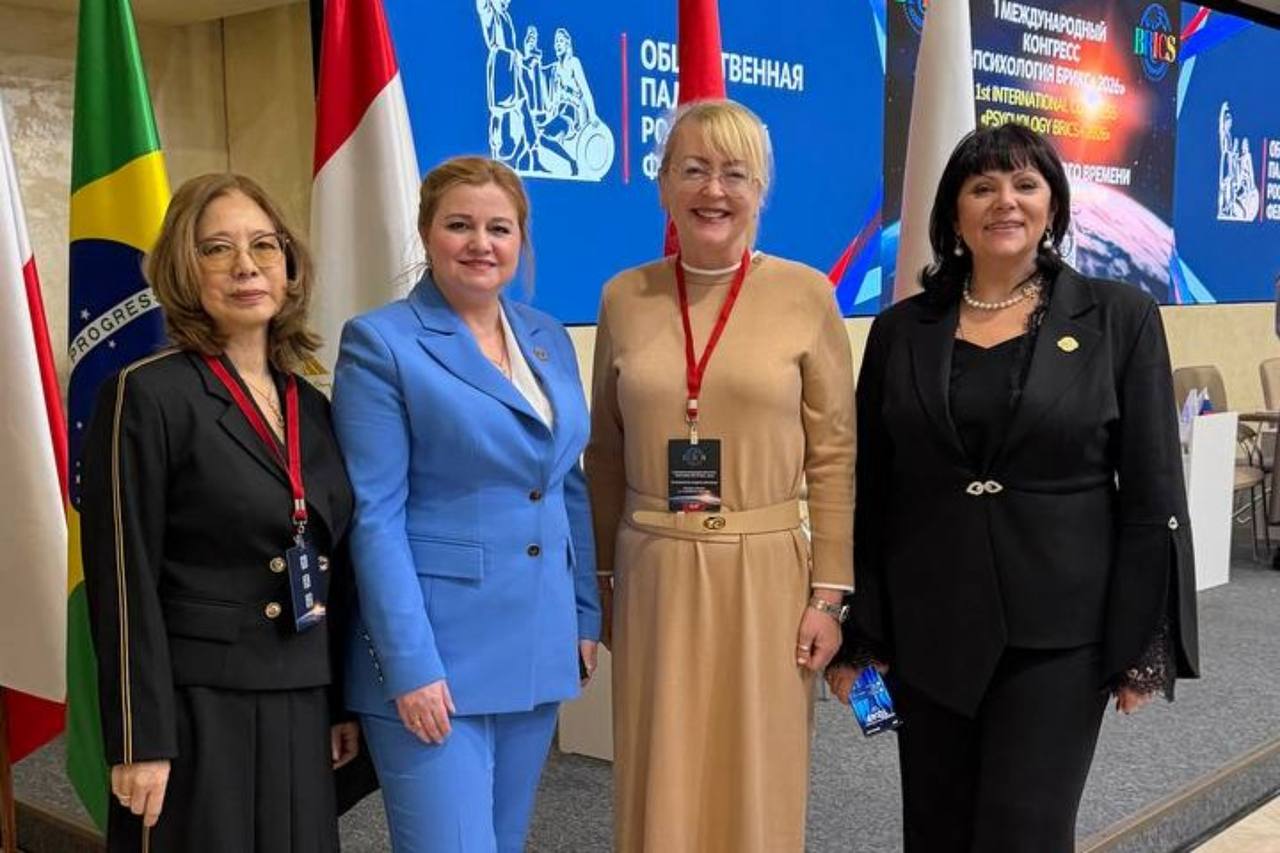 Заместитель Председателя Совета министров Республики Крым министр финансов Республики Крым Ирина Кивико выступила на международном конгрессе Психология БРИКС 2026 где рассказала о разработанной в Крыму модели организации работы предпринимателей психологов на базе центров Мой бизнес Модель направлена на социально психологическую реадаптацию ветеранов СВО и интеграцию их и членов их семей в предпринимательское сообщество Стоит отметить что Крым стал одним из первых регионов Российской Федерации системно приступивших к реализации мер поддержки участников СВО и членов их семей включая программы адаптации переобучения и содействия занятости Речь идёт не только об обучении а о формировании устойчивой траектории социальной и профессиональной адаптации через предпринимательство подчеркнула Ирина Кивико Как отметила вице премьер в основе подхода выработанного в Крыму комплексная система сопровождения от психологической поддержки и восстановления ресурсного состояния до выстраивания индивидуальной траектории развития и запуска собственного дела Отдельный блок посвящён роли антикризисной команды по вопросам психологической безопасности региона в координации поддержки участников СВО и их семей Практическая реализация подхода осуществляется через образовательную программу СВОё дело Центра Мой бизнес Республики Крым Проект реализуется третий год при поддержке Совета министров Республики Крым совместно с региональным филиалом фонда Защитники Отечества Для каждого участника формируется индивидуальная карта развития и закрепляется наставник прошедший курс Наставник для героя За три года в программе приняли участие 171 человек 42 уже зарегистрировали предпринимательскую деятельность Крымский опыт получил признание и на федеральном уровне Председатель Правительства Российской Федерации Михаил Мишустин поручил внедрить практику Республики Крым по комплексной поддержке и сопровождению бизнес проектов ветеранов СВО во всех субъектах Российской Федерации