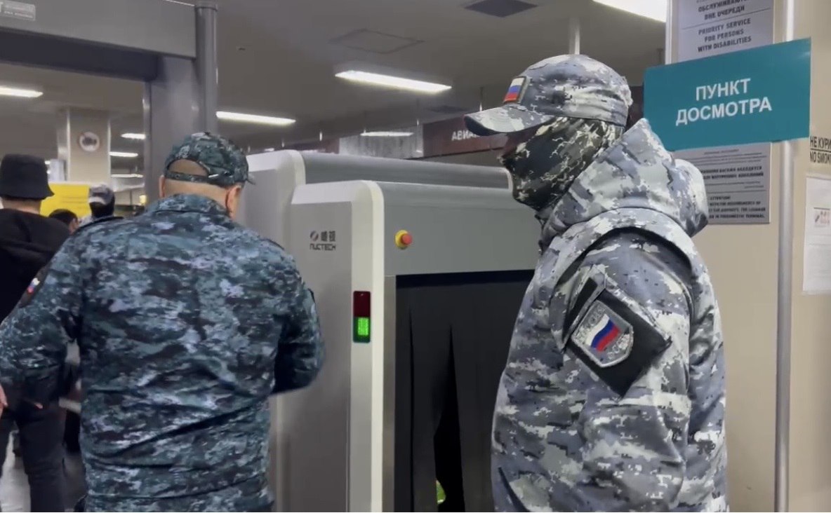 Более 20 иностранных граждан выдворили судебные приставы из Хабаровского края и ЕАО С начала года сотрудники органов принудительного исполнения выдворили за пределы страны 21 нелегально находившихся на территории Хабаровского края и Еврейской автономной области иностранца Судебные приставы по обеспечению установленного порядка деятельности судов препроводили мигрантов к пунктам пропусков через государственную границу и передали их сотрудникам пограничной службы ФСБ России Подробнее читайте по ссылке   riabir ru 475681