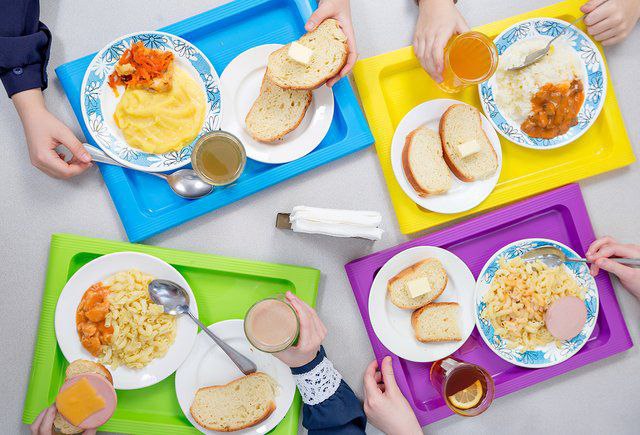 Родителям придется платить больше в Кишинёве с января выросла стоимость питания в школах и детсадах  Обеды в группах продлённого дня для учеников 1 4 классов подорожали до 18 леев в день Это на 3 65 леев больше чем прежде  Завтраки для школьников 1 9 классов на 95 банов Питание в детских садах стало дороже на 2 лея и составит 46 70 леев в день  В столичной мэрии объясняют повышение ростом цен на продукты и необходимостью соблюдать нормы здорового питания Подпишись на primulinmd