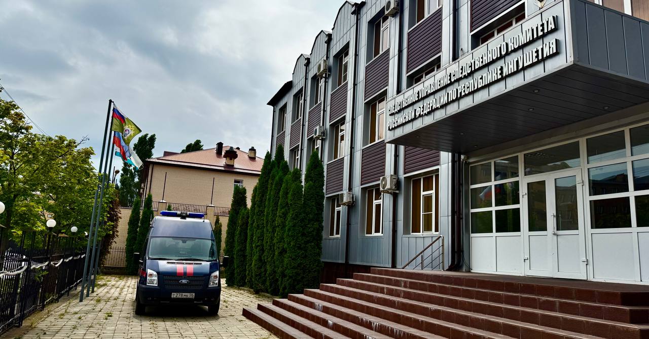 Следком и прокуратура разбираются в обстоятельствах гибели младенца в Ингушетии Новорождённый ребёнок умер в Республиканском клиническом перинатальном центре Ранее в соцсетях появилась информация что в сентябре сначала беременную женщину не стали госпитализировать хотя у неё начались схватки Родственники всё же добились того чтобы роженице оказали медпомощь Однако промедление могло привести к тому что у родившегося ребёнка был поражён головной мозг Малыш прожил меньше месяца Подписывайтесь на нас во ВКонтакте и в Одноклассниках чтобы быть в курсе самых интересных новостей Кавказа Подписывайтесь на телеграм канал АиФ Северный Кавказ