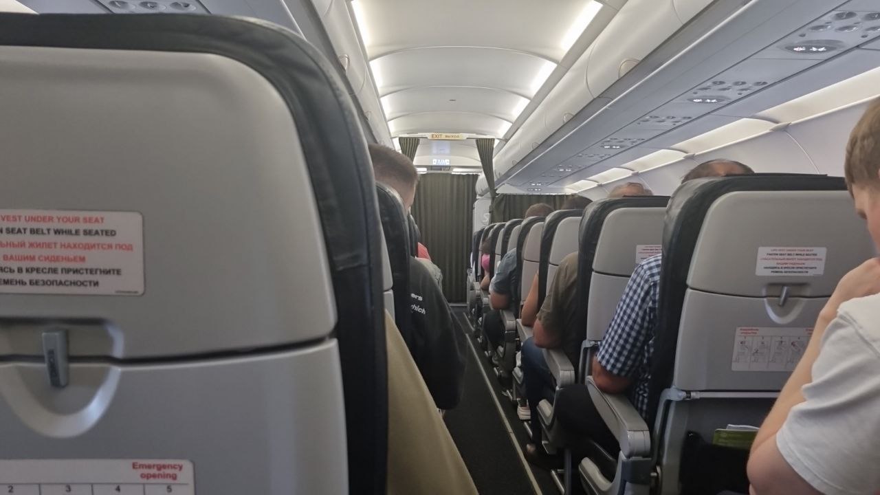 Пассажиру авиарейса Москва Уфа стало плохо прямо в полёте   По данным регионального Минздрава 30 летний мужчина внезапно потерял сознание резко побледнел у него начались судороги Помощь бортпроводников не дала результата и когда пассажир начал синеть они обратились за помощью к находившимся на борту людям К счастью в самолёте оказался врач   Он смог стабилизировать состояние мужчины и наблюдал за ним до самой посадки Уже на земле пассажира встретили медики скорой помощи Mkset Читайте нас в MAX