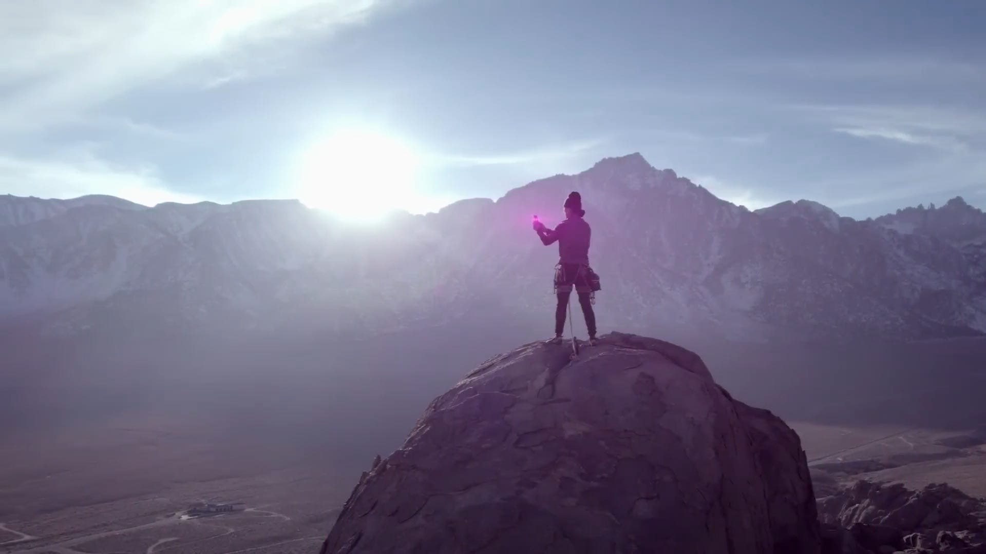 В Казахстане появится новейшая технология Starlink позволяющая подключаться к спутниковой связи просто со смартфона Уже в 2026 через космос можно будет отправлять СМСки а чуть позже обещают и доступ в интернет вообще из любой точки страны Официально Starlink в Казахстане запустился в августе но пока только через тарелки как работает и сколько стоит в нашем обзоре