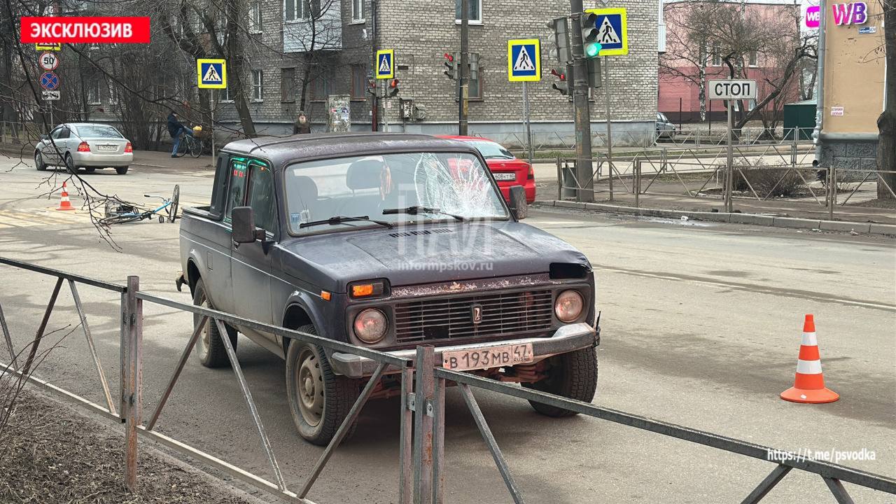 Велосипедист госпитализирован в результате ДТП в Великих Луках  В Великих Луках, на перекрестке Октябрьского проспекта и улицы Первомайской, на регулируемом пешеходном переходе водитель автомобиля допустил наезд на велосипедиста.  В результате ДТП велосипедист госпитализирован в медицинское учреждение.  На месте работают бригада скорой помощи, спасатели ПСО Великих Луках и сотрудники Госавтоинспекции.  Обстоятельства произошедшего выясняются.  #ВеликиеЛуки