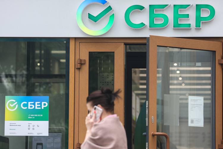 Сбер вслед за ВТБ отменил комиссию для застройщиков по льготной ипотеке Изменения коснутся программ «Семейная ипотека», «Ипотека для IТ», Дальневосточная и Арктическая ипотека. Минимальный размер первоначального взноса по программам составит от 20,1%. Ранее мы писали, что Путин поручил навести порядок в области взимания дополнительных банковских комиссий с ипотечных заемщиков. Тогда президент отметил, что что банки облагают льготные ипотечные кредиты дополнительными комиссиями от 5% до 10%.