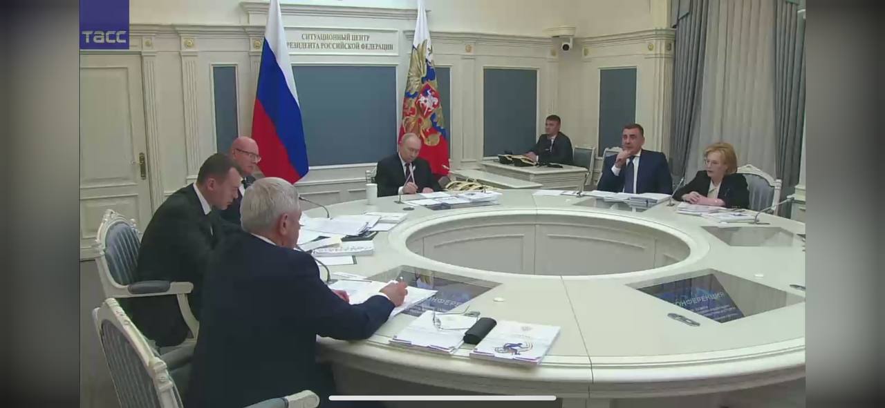 Владимир Путин получил от Дмитрия Миляева ряд предложений по совершенствованию системы адаптивного спорта. Губернатор принимает участие в заседании Совета при Президенте РФ по вопросам развития физкультуры и спорта. Одним из ключевых предложений стало создание специализированного сервиса на платформе "Госуслуги", позволяющего инвалидам легко находить ближайшие спортивные объекты и доступные тренировочные программы. Дополнительно было выдвинуто предложение организовать анкетирование лиц с ограниченными возможностями здоровья, что позволит объективнее оценивать качество предоставляемых услуг. Фото: ТАСС