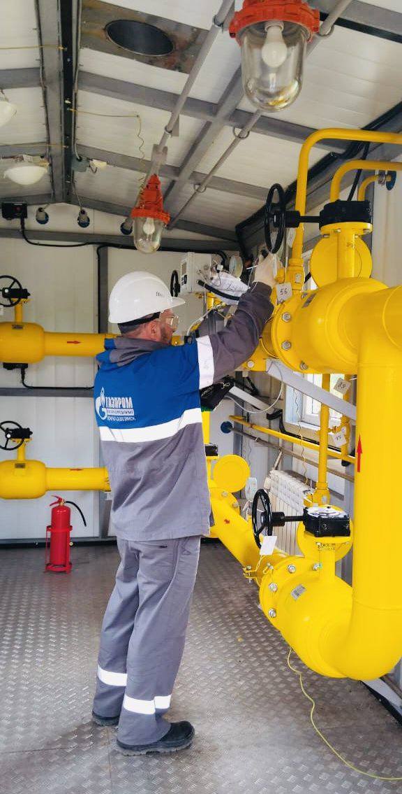 Важные новости для жителей села Стародубское!   Специалисты «Газпром газораспределение Южно-Сахалинск» завершили строительство и ввели в эксплуатацию внутрипоселковый газопровод протяженностью 15,3 км. Это стало настоящим подарком для местных жителей, теперь 228 домовладений смогут подключиться к газу.     В рамках президентской программы догазификации сети построены до границ 205 домовладений. С переходом на природный газ жители смогут забыть о трудностях, связанных с отоплением и приготовлением пищи.   «Мы видим, как программа догазификации меняет жизнь людей к лучшему, делая ее более комфортной и современной. Продолжим активно работать в этом направлении, чтобы как можно больше сахалинских семей получили доступ к природному газу», – отметил заместитель генерального директора по строительству и инвестициям ООО «Газпром газораспределение Южно-Сахалинск» Сергей Хакимов.    Программа реализуется в рамках национального проекта «Инфраструктура для жизни». Газификация - важный аспект улучшения качества жизни в регионе. Поддержка населения, в том числе упрощение процедуры газификации, ведется в рамках проекта губернатора «Забота. Защита. Уважение».  #Газификация #Догазификация