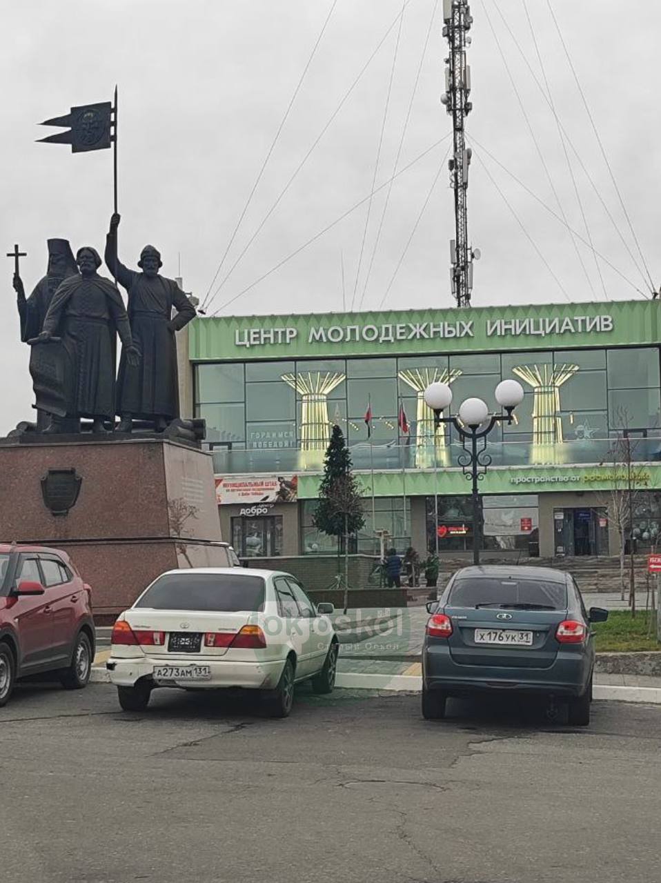 Новый год всё ближе ещё одну ёлочку устанавливают в городе на этот раз около ЦМИ На прошлой неделе началась установка новогодней красавицы на площади Победы Кроме того ёлочки будут радовать старооскольцев в парках Железнодорожников и Солнечный на бульваре Дружбы и улице Хмелёва Подписывайся на okoskol   Прислать новость за вознаграждение