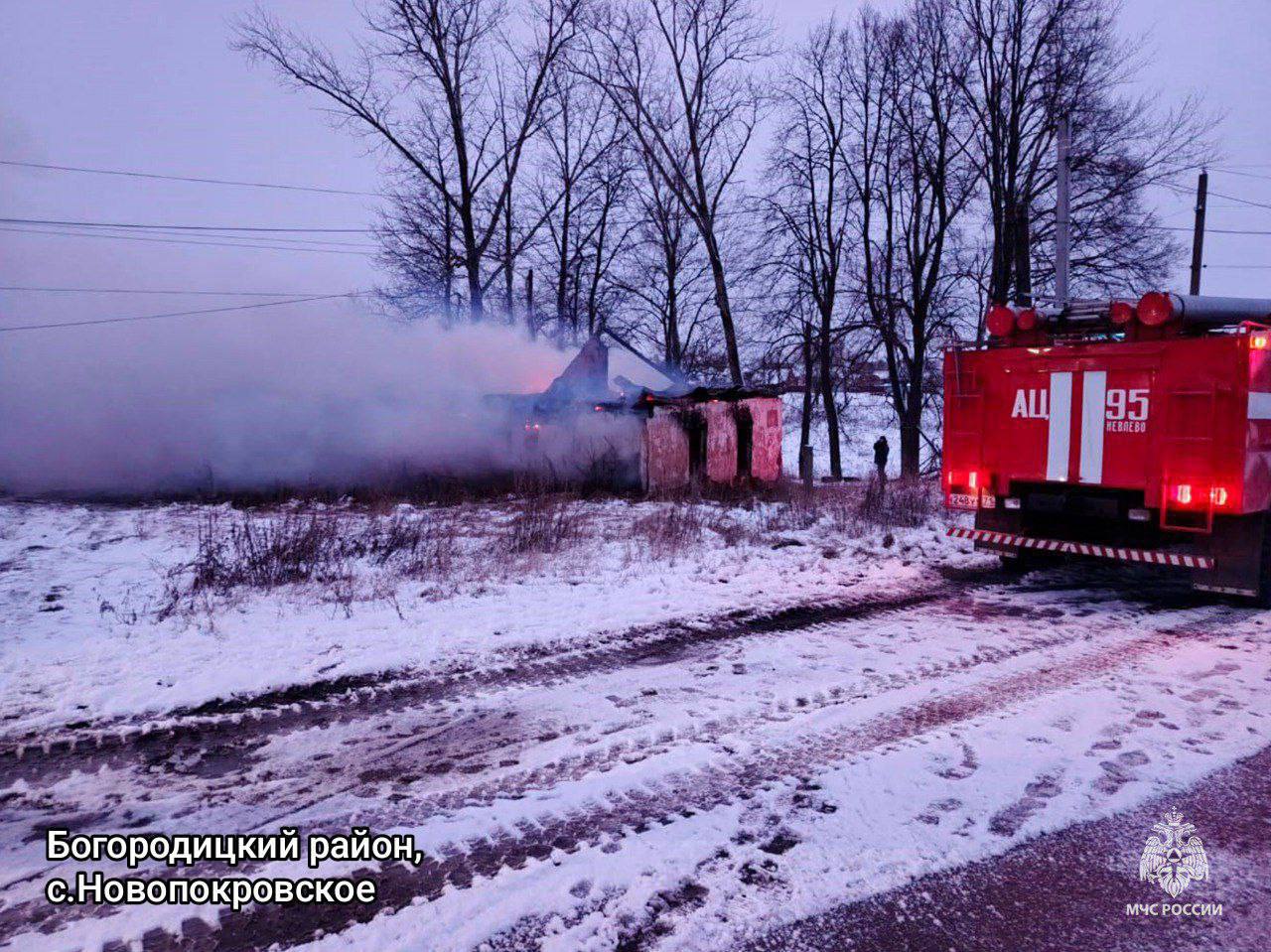 На улице Луговой в Новопокровском Богородицкого района загорелось здание почты.   Работало 8 огнеборцев и 3 единицы техники. Пострадавших нет. В результате пожара сгорела и обрушилась кровля, здание выгорело внутри.    Тула. Происшествия  Наш ВКонтакте    Прислать новость: