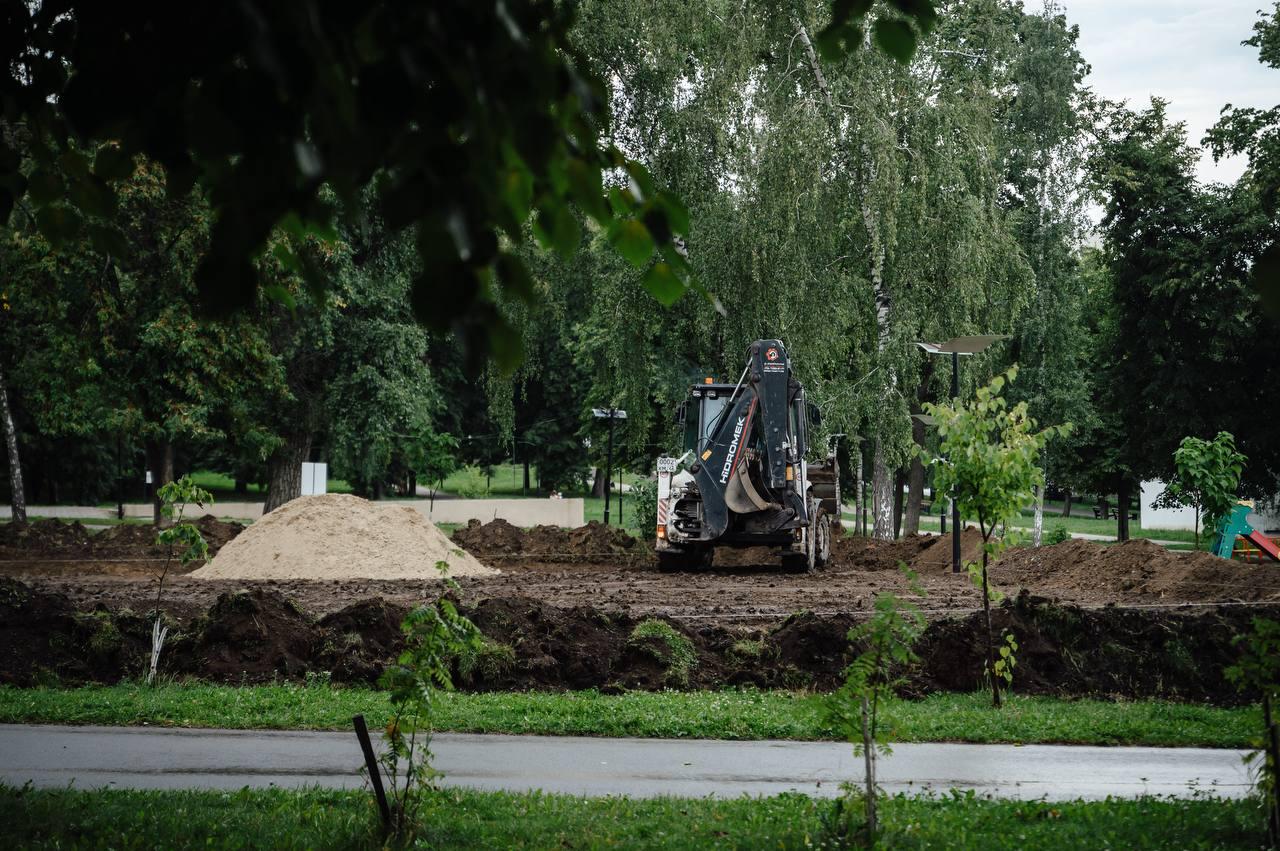 В парке Дзержинского появится спортплощадка за 13 млн рублей  Завершить работы обещают к началу сентября.  - Её строительство ведётся за счёт движения «Здоровое Отечество», с которым подписали соглашение на ПМЭФ. На оборудование выделено более 10,5 млн, ещё порядка 3 млн направим из внебюджетных источников. На площадке будут созданы условия для игры в уличный и мини-футбол, зоны для сдачи норм ГТО и воркатуа, в том числе для людей с ограниченными возможностями здоровья, - рассказал Александр Хинштейн.