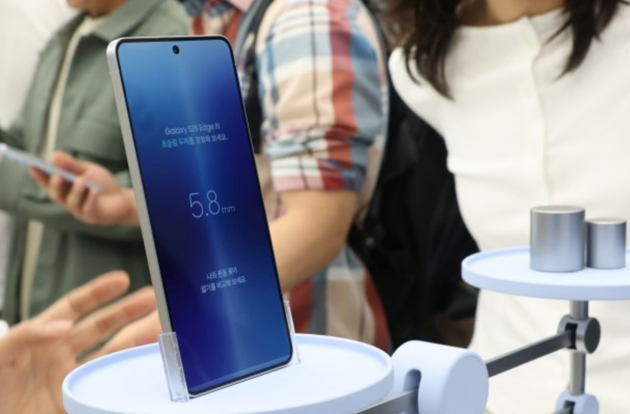 По сообщениям корейских источников Samsung прекратила производство ультратонкого Galaxy S25 Edge потому что его никто не покупает Более того компания вообще отказалась от дальнейшего развития линейки и решила не выпускать Galaxy S26 Edge Вместо него будет S26