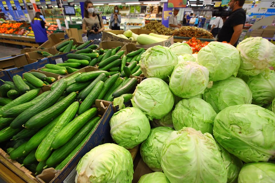 Южноуральская сельхозпродукция поставляется в 40 стран мира  В Челябинской области реализуется проект «Экспорт продукции агропромышленного комплекса». Одной из его целей является увеличение до 2030 года экспорта сельхозтоваров в полтора раза. В этом году планируется, что экспорт составит порядка 260 миллионов долларов.  О том, какие товары южноуральского АПК продаются за границу и в какие страны в эфире пресс-конференции медиахолдинга «Гранада Пресс» рассказал замминистра сельского хозяйства Челябинской области Инна Подшивалова.  «Сейчас мы продаём продукцию в порядка 40 стран мира, экспортируется 146 видов согласно номенклатуре товаров. В основном экспорт идёт в страны ближнего зарубежья. В них уезжают наши крупы, мука, макаронные изделия, растительное масло, кондитерские изделия», – рассказала Инна Подшивалова.  Также замминистра отметила большой спрос со стороны Китая, Ирана и Казахстана на южноуральский ячмень  который используется в качестве корма для птиц  и лён.