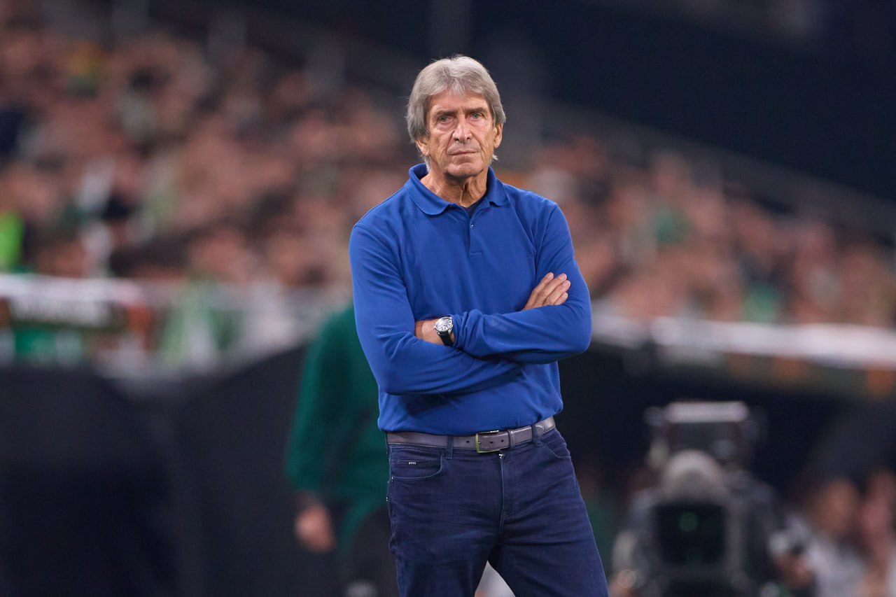 Пеллегрини предложил внедрить в футбол правило из баскетбола Главный тренер Бетиса предлагает запретить возвращать мяч на свою половину поля после того как он пересек центральную линию Слова специалиста приводит L Equipe На мой взгляд правило офсайда сейчас вполне корректно Благодаря VAR стало гораздо проще избегать ошибок Менять правило значит идти на неоправданный риск Но я думаю что можно изменить некоторые другие правила чтобы улучшить футбол Например запретить возвращать мяч на свою половину после пересечения центра поля Это сделает игру более динамичной Нужно чтобы футбол стал зрелищнее и быстрее а для этого надо стремиться вести игру ближе к чужим воротам news matchtv Fran Santiago Getty Images Sport Getty Images