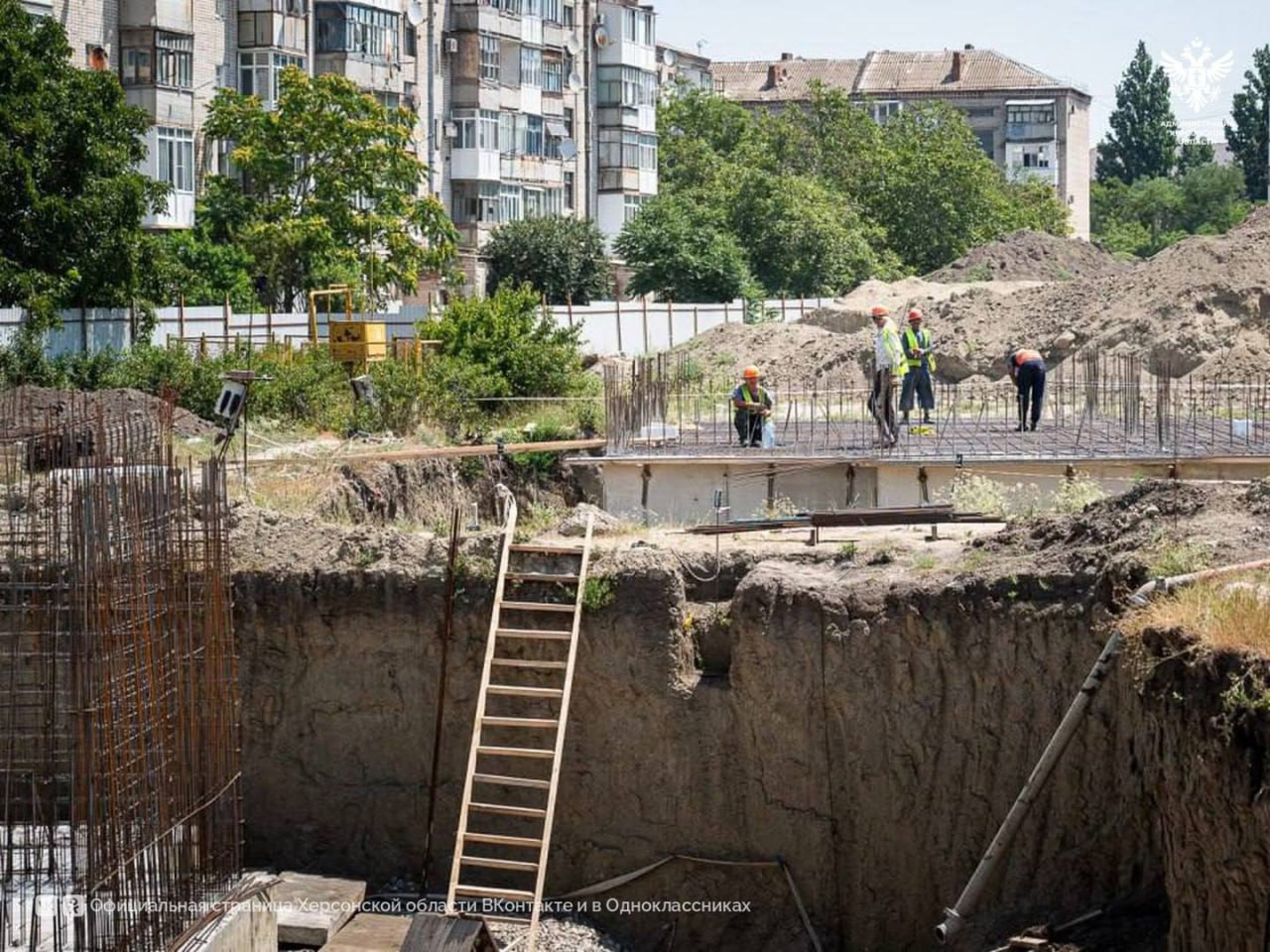 В Геническе строят 4 новых дома — 518 квартир к концу 2026 года Владимир Сальдо заехал на стройку жилого комплекса "Семейный парк" в Геническе и поделился новостями: к декабрю 2026 года здесь появятся четыре многоэтажки с 518 квартирами. Общая площадь — больше 26 тысяч квадратов, проект рассчитан примерно на 700 человек. Помимо жилья, запланированы 38 коммерческих помещений, почти 500 парковочных мест и благоустроенная территория. Сальдо отметил, что это один из самых крупных строек в регионе — и пообещал лично следить, чтобы всё шло по плану. Написать редакции