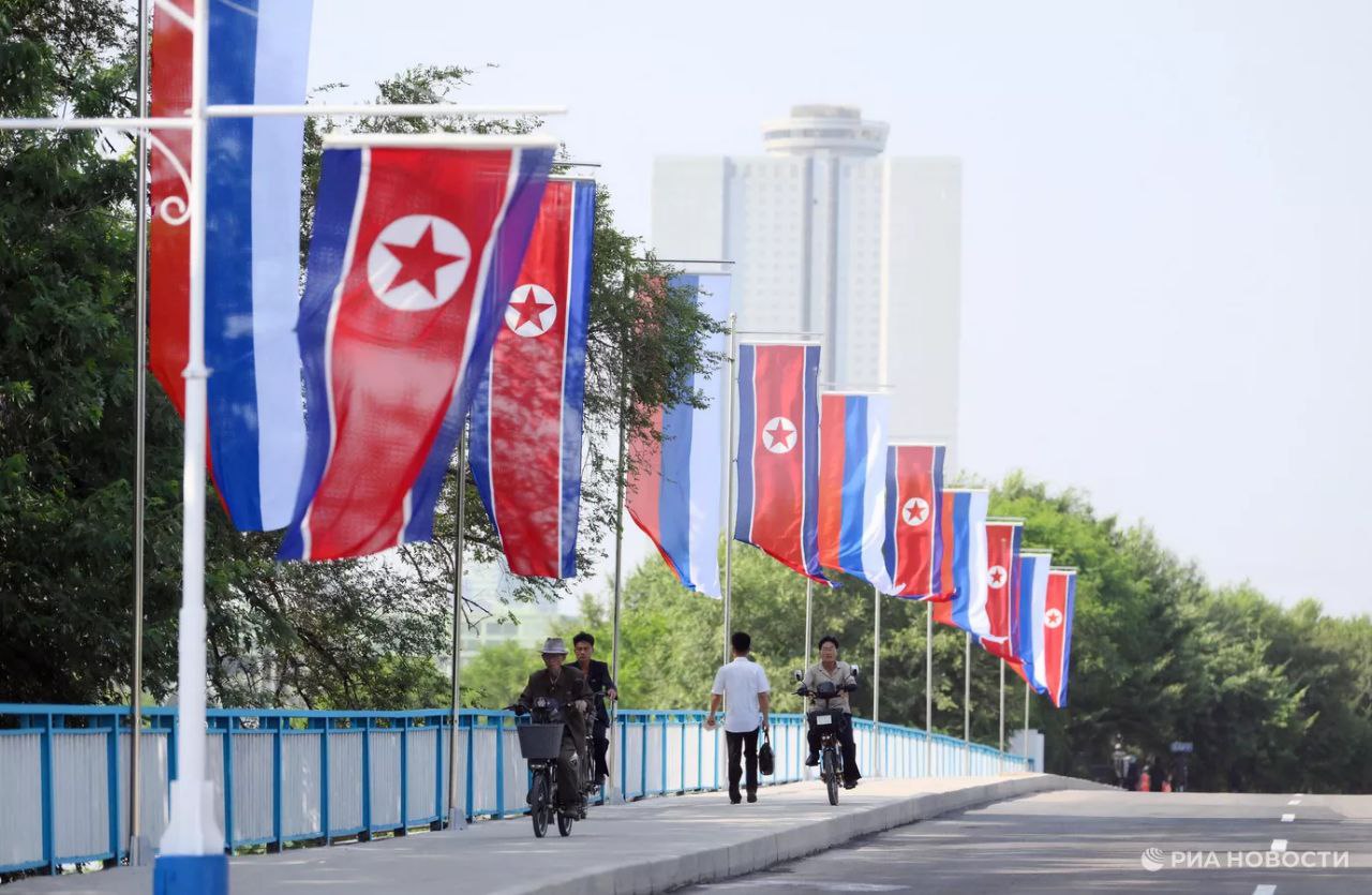 Россия и КНДР разрабатывают новые туристические программы Также страны не исключают в будущем и запуск совместных проектов по созданию туристической инфраструктуры рассказал в интервью РИА Новости глава Минприроды РФ Александр Козлов По его словам в этом году порядка 7 тыс россиян посетили Северную Корею А за последние два года число поездок удвоилось по сравнению с доковидным периодом Козлов возглавляющий со стороны РФ межправкомиссию с КНДР ожидает что турпоток продолжит расти и в 2026 году Подписаться на РИА Новости экономика Все наши каналы