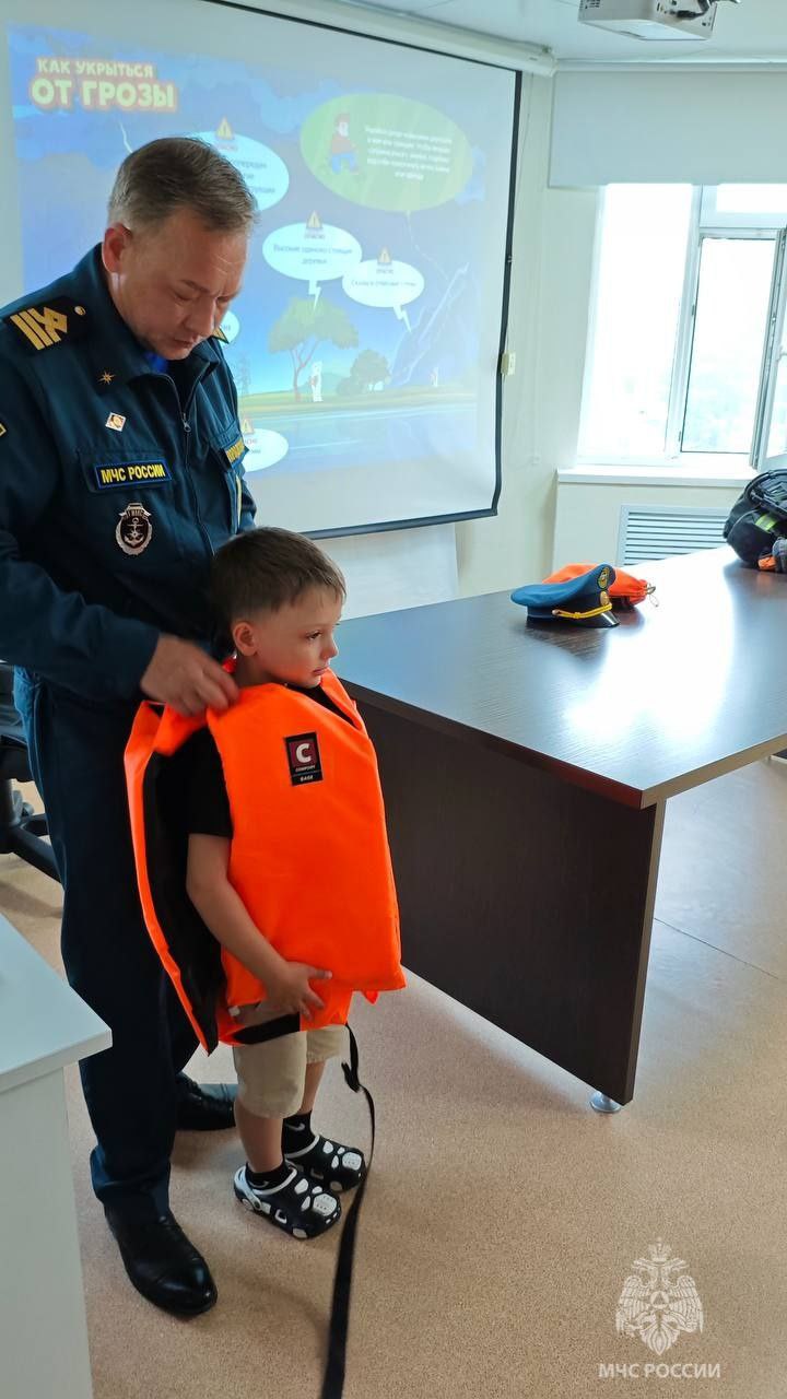Вода, огонь и безопасность: открытый урок МЧС Югры в Сургуте Сотрудники 1 пожарно-спасательного отряда и Сургутского инспекторского отделения ГИМС провели открытый урок для воспитанников и сотрудников Сургутского многопрофильного реабилитационного центра для инвалидов. Спасатели рассказали о: правилах безопасного поведения на воде; использовании спасательных средств — «конца Александрова» и жилета; действиях при пожаре и мерах профилактики в быту; номерах вызова экстренных служб. Практическая часть вызвала особый восторг: дети примеряли боевую одежду пожарного, знакомились с дыхательным аппаратом и задавали вопросы о профессии спасателя. На память от сотрудников МЧС России ребята получили тематические раскраски и добрые пожелания. Такие встречи — не только полезны, но и вдохновляют на ответственность и смелость с самого детства. МЧС ХМАО-Югры #МЧСЮгры #МЧСРоссии