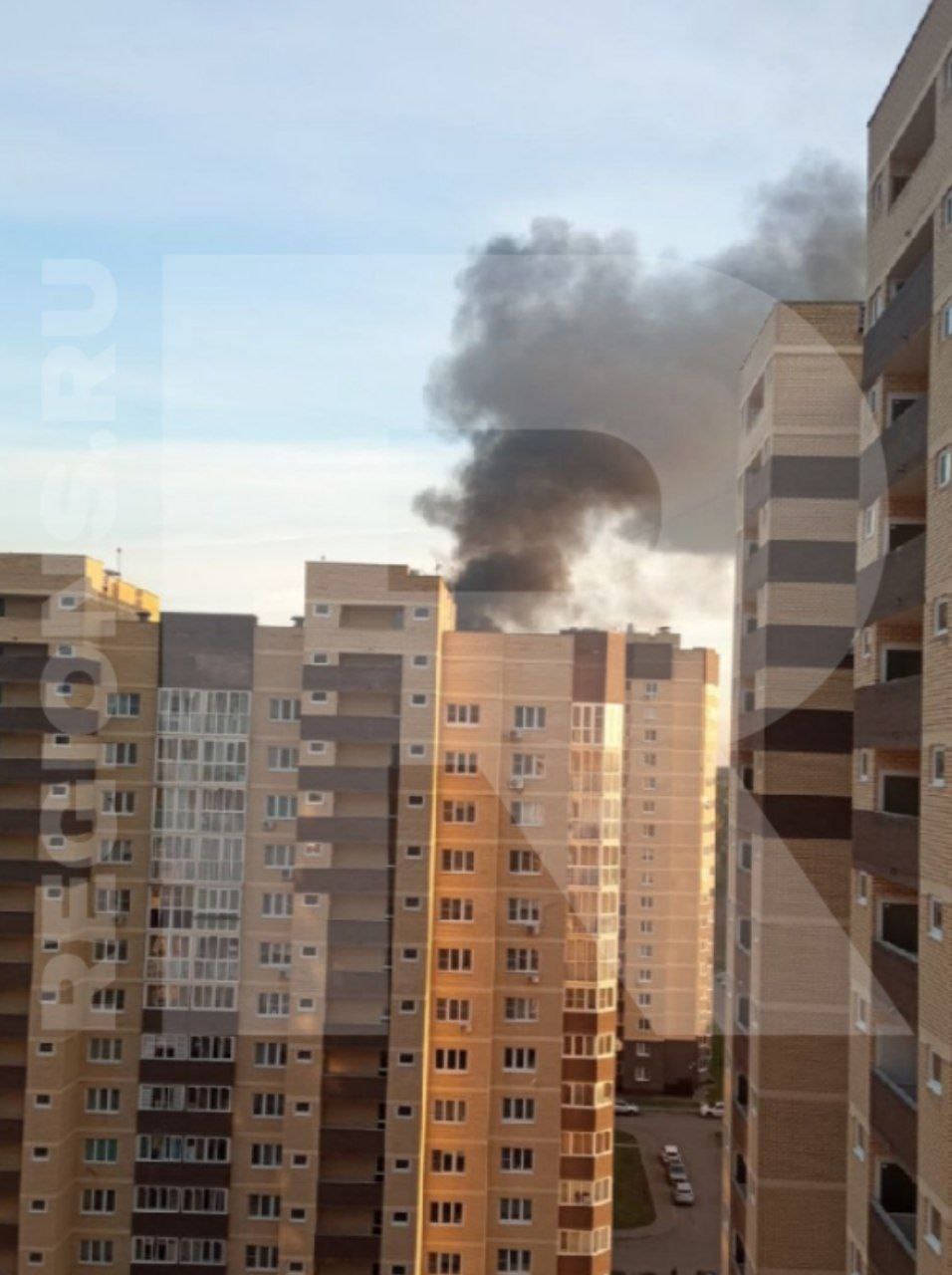 Пожар в Ногинске  Возгорание произошло в многоэтажке в ЖК «Полёт».  На место происшествия выдвинулись экстренные службы.