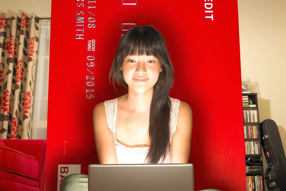 Зачем россияне массово побежали проверять свою кредитную историю В России всплеск интереса граждан к своим кредитным историям За первое полугодие 2025 года бюро кредитных историй выдали людям 7 5 млн отчетов Такой бум специалисты связывают с введением самозапрета на выдачу кредитов Сейчас это одна из ключевых мер по борьбе с мошенническими действиями Устанавливая самозапрет на сайте Госуслуг миллионы людей заодно начали проверять свою кредитную историю Хотя бы изредка запрашивать в БКИ свою кредитную историю стоит каждому человеку это верный способ убедиться что мошенники тайком не набрали кредитов на ваше имя Но на самозащите от мошенников польза кредитной истории не заканчивается Чем еще полезна и от каких опасностей может оградить человека его кредитная история в нашем материале rg ru 2025 11 21 lichnyj koshelek s istoriej html tgm Подписаться на Российскую газету в Читать нас в MAX