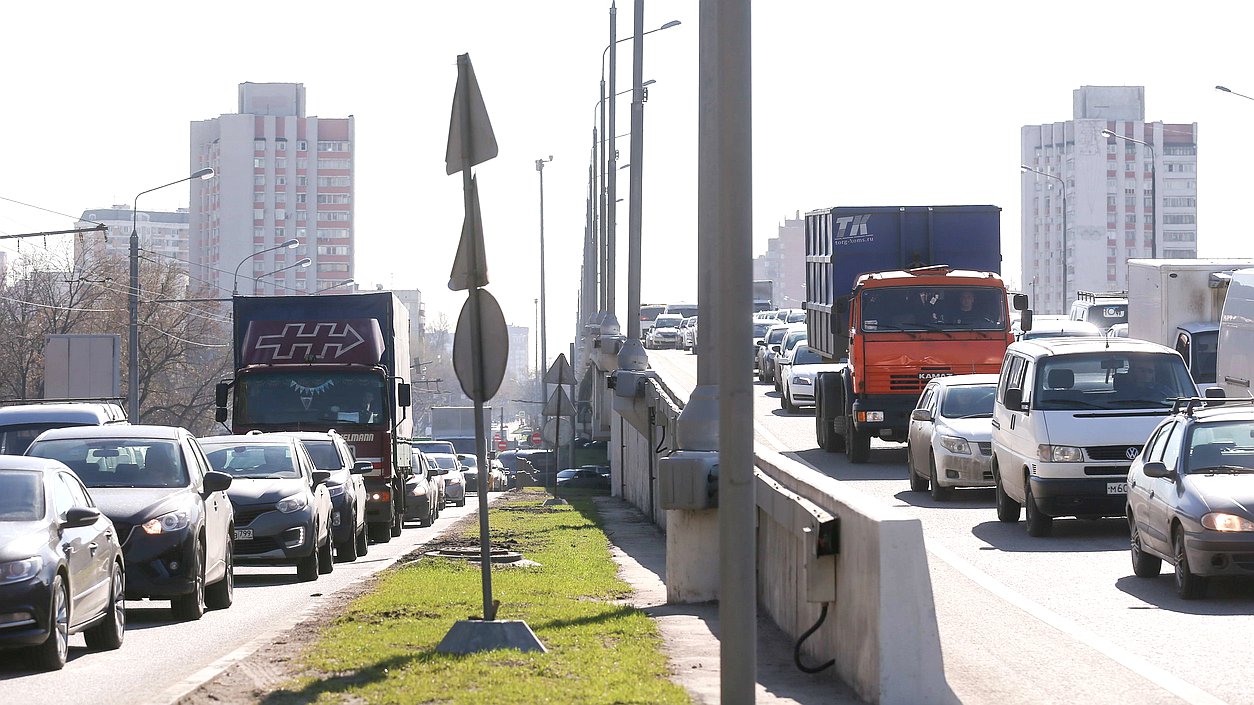 Супруги погибших участников СВО смогут использовать их автомобили до вступления в наследство Депутаты Государственной Думы приняли во втором и третьем чтениях поправки в законодательство о праве пережившего супруга на временное пользование транспортным средством лица, погибшего в связи с участием в специальной военной операции. В соответствии с законом супруги лица, погибшего умершего в связи с участием в специальной военной операции, отражением вооруженного вторжения на территорию Российской Федерации либо в ходе вооруженной провокации на государственной границе РФ и территориях субъектов РФ, прилегающих к районам проведения СВО, будут вправе до выдачи свидетельства о праве на наследство пользоваться без согласия третьих лиц транспортным средством, владельцем которого в регистрационных документах указан участник СВО. Это распространяется как на автомобили, находившиеся в совместной собственности супругов, так и не относящиеся к ней. Право пережившего супруга на временное пользование таким транспортным средством удостоверяется нотариусом по месту открытия наследства при условии, что срок его принятия не истек. Закон вступит в силу по истечении 30 дней после дня его официального опубликования.