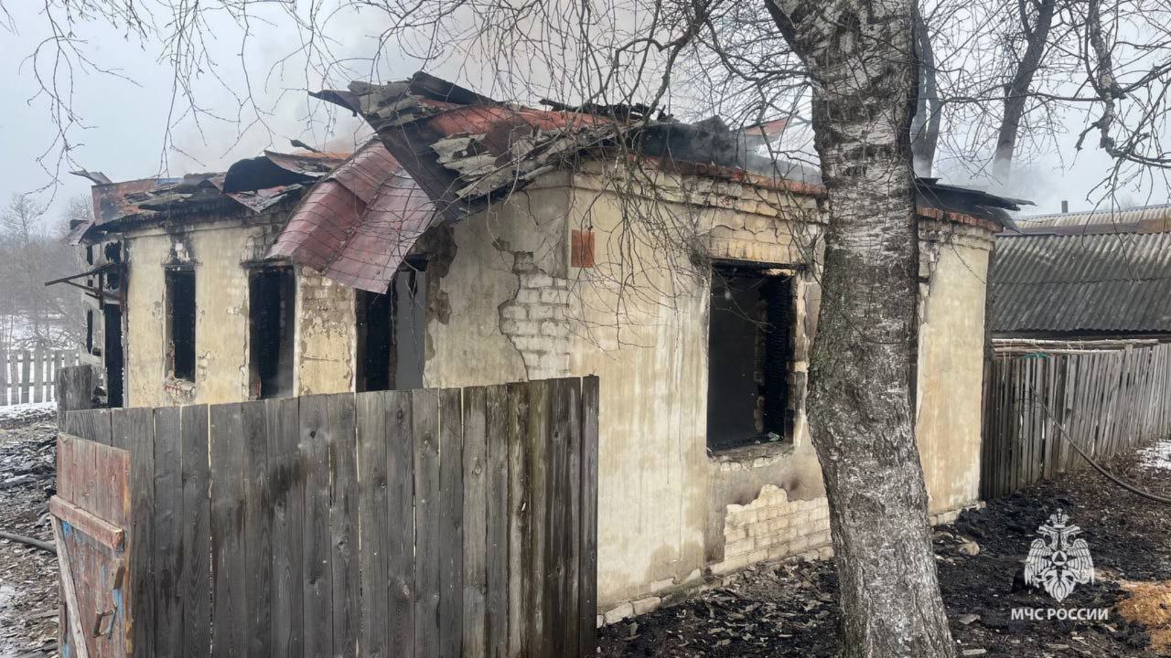 В унечской деревне в жилом доме произошел пожар  Сегодня в оперативную дежурную смену Главного управления МЧС России по Брянской области поступило сообщение о пожаре в жилом доме по адресу:  Унечский район, д. Водвинка, ул. Октябрьская. Огнём уничтожены кровля, отделка и имущество дома по всей площади. К тушению привлекались две пожарные автоцистерны. Пожар ликвидирован, его причину предстоит установить дознавателю МЧС России. Пострадавших нет.    Главное управление МЧС России по Брянской области предупреждает:    следи за исправностью газового, печного и электрического оборудования;   не храни легковоспламеняющиеся жидкости рядом с газовыми установками;   установи в жилье пожарный извещатель. Прибор подаст сигнал при задымлении и звуком оповестит об опасности.    В случае пожара незамедлительно звоните по телефону «1  0  1  » или «1  1  2  ».  #Пожар #оперативная_информация #МЧСпоБрянскойОбласти    МЧС Брянской области в ТГ   ГУ МЧС России по Брянской области в ВК   МЧС Брянской области в ОК