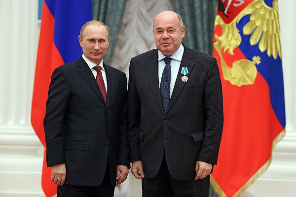 Швыдкой предложил возродить в России цензуру. По его мнению, это надо сделать для защиты авторов от чиновников.   «Нельзя творить, держа на столе указы президента РФ и своды законов, включающих помимо Гражданского и Уголовный кодекс», - написал Швыдкой, добавив, что в этой связи «было бы куда честнее вернуться к цензуре, которой бы занимались профессионалы, а не бюрократы различных ведомств».  Как отметил спецпредставитель Путина по международному культурному сотрудничеству, «возрождение института цензуры - недешевое удовольствие, требующее не сотен, но тысяч просвещенных слуг государства, но, пожалуй, только оно может сохранить здоровую обстановку в творческой среде».  В качестве примера Швыдкой привел советских цензоров, которые «прекрасно ориентировались в том, что должно, а что не должно знать гражданам нашей прекрасной страны».