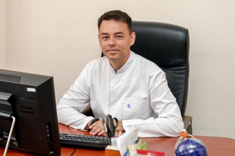 Почётное звание «Заслуженный врач ДНР» Глава ДНР Денис Пушилин присвоил главврачу Якутской республиканской офтальмологической клинической больницы Ивану Луцкану.  С июня специалисты из Республики Саха под руководством Ивана Луцкана работают на базе Центральной городской больницы №14. За это время они осмотрели более 500 пациентов и прооперировали порядка 140.  #Оплот #ГлаваДНР #Медицина     Сообщить о проблеме