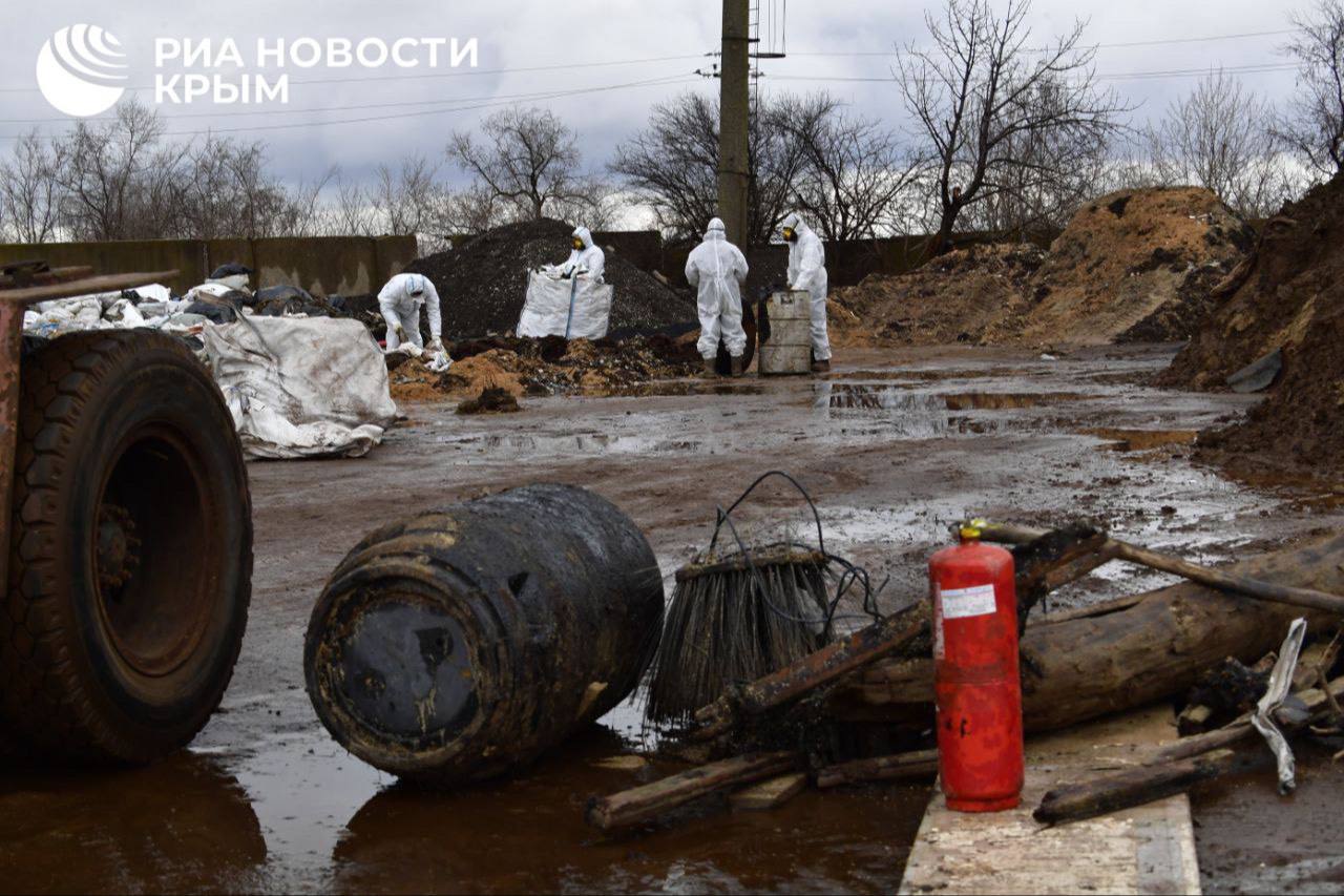 Крымское предприятие в Щелкино перерабатывает мазут в удобрения.  При биологической утилизации работают микроорганизмы, для которых нужно создать благоприятную среду, рассказал директор предприятия "Боспорэкосервис" Дмитрий Щербак.  "Мы добавляем туда органику. При температуре более чем 15° мы начинаем обрабатывать и перемешивать массу отхода с биопрепаратами. Сейчас у нас идут испытания нескольких из них. Какой наиболее эффективно себя покажет, тот и будет выбран для дальнейшей утилизации", – сказал он.  Сейчас работники предприятия освобождают отходы от полиэтиленовой, полипропиленовой тары. Их готовят к дальнейшей утилизации.  По словам Щербака, предприятие приняло более 300 тонн отходов, сама площадка рассчитана на 16 тысяч тонн.