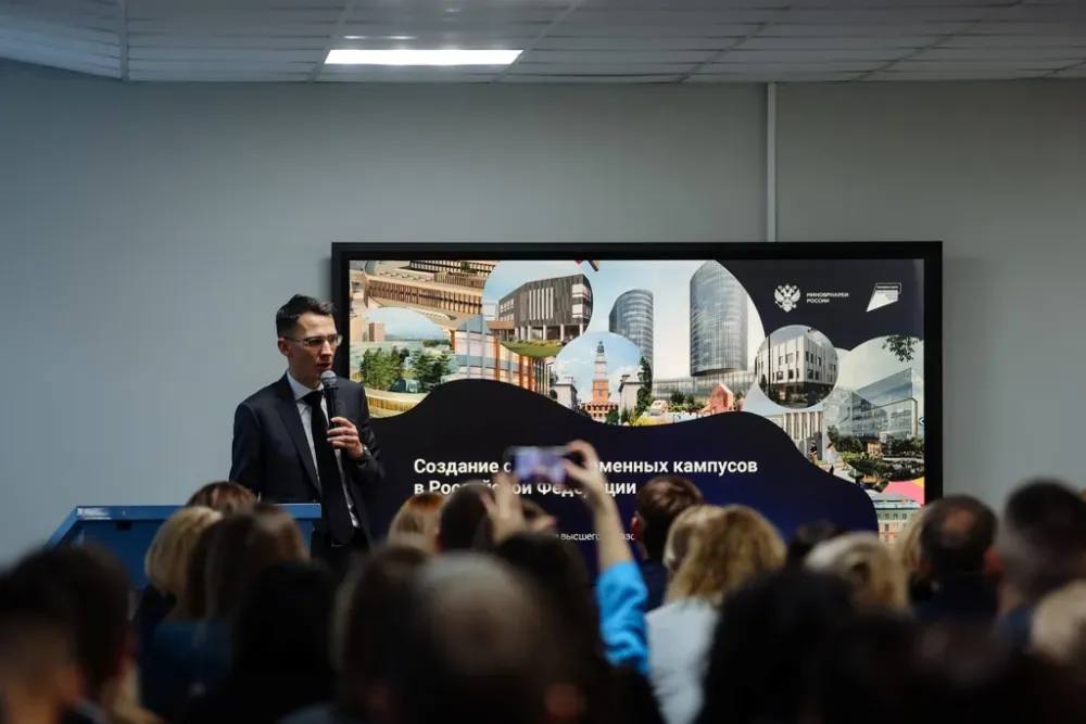 Кампус Амур станет драйвером развития высшего образования на Дальнем Востоке Концепцию проекта обсудили на стратегической сессии с участием представителей власти науки и бизнеса В стратегической сессии по созданию международного кампуса Амур на базе АмГУ принял участие заместитель министра науки и высшего образования РФ Андрей Омельчук В ходе рабочей поездки в Приамурье он также посетил космодром Восточный крупные промышленные и туристические объекты На стратегической сессии с участием представителей власти науки и бизнеса обсуждалась концепция будущего кампуса Как отметил Андрей Омельчук проект реализуется по поручению президента он должен внести существенный вклад в социально экономическое развитие региона По словам губернатора Василия Орлова кампус будет отличаться от остальных университетских городков В первую очередь он создается чтобы готовить кадры для обеспечения сотрудничества с Китаем и странами АТР Нам нужны люди для большой международной работы и кампус будет заниматься подготовкой этих специалистов сказал глава региона Губернатор добавил что на территории кампуса разместится Институт геологии и природопользования ДВО РАН что повысит качество подготовки специалистов не только для Приамурья но и всего Дальнего Востока Проектом предусмотрено создание более 15 лабораторий по ключевым направлениям включая экономику Китая и стран АТР химическую промышленность космонавтику энергетику геологию Планируется также запуск совместных образовательных программ с китайскими вузами Фото предоставлено правительством Амурской области ТЕЛЕПОРТ РФ здесь все об Амурской области Мы в МАХ Написать нам