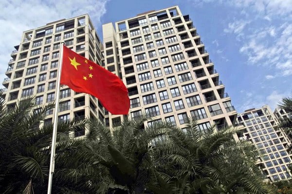 Китай упростил продажу жилья иностранным гражданам в том числе из России Изменения действуют с осени 2025 года внимание на них обратил РБК Раньше нерезиденты оплачивали покупку недвижимости через банк после подачи документов о сделке а сейчас можно сначала рассчитаться с продавцом а потом предоставить бумаги jkinvest news jkinvest